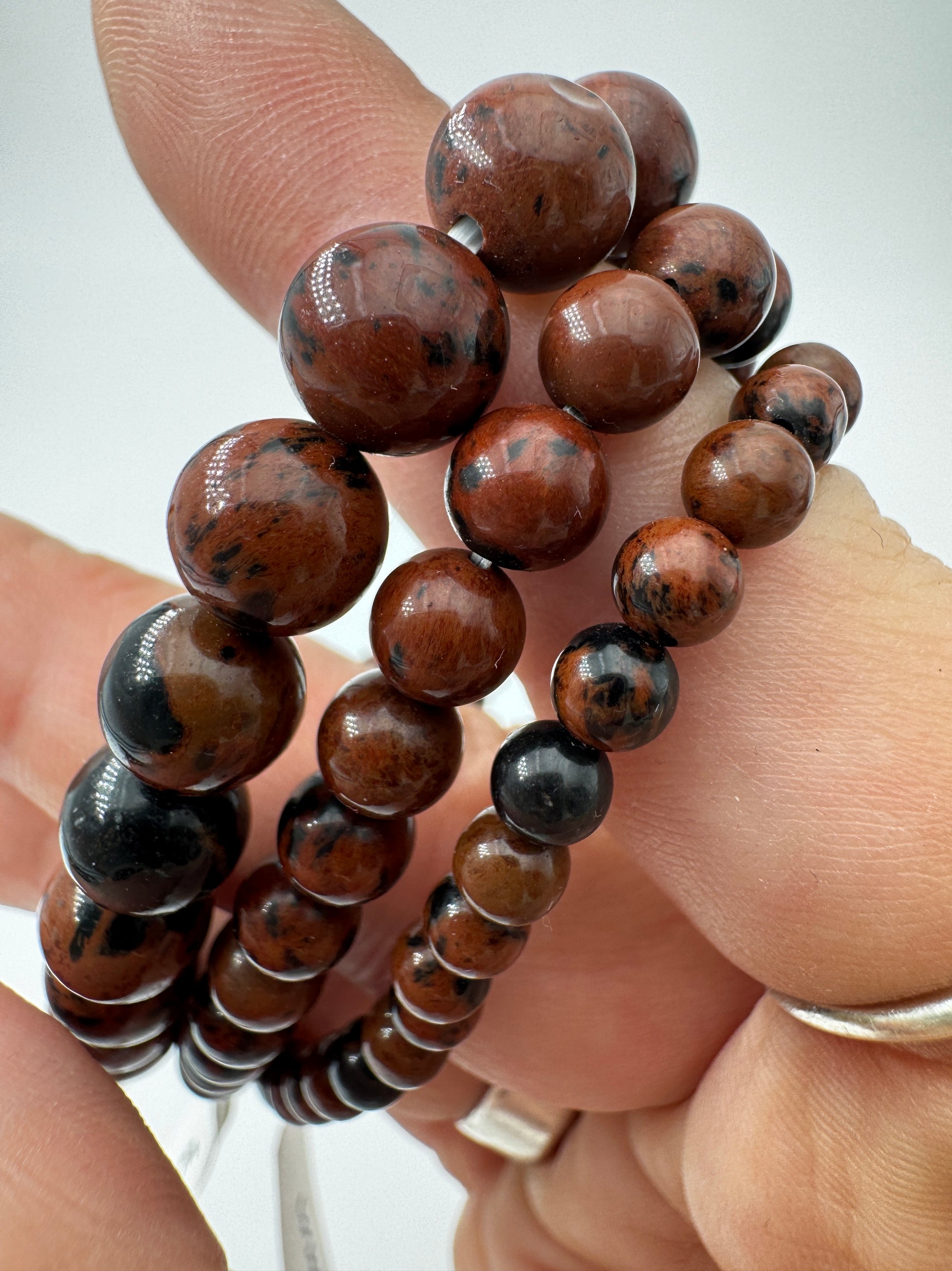 Mahagoni-Obsidian-Kugelarmband in Rotbraun und Schwarz.
