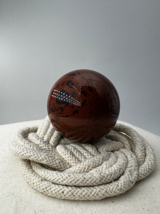 Polierte Kugel aus Mahagoni Obsidian mit rotbraun-schwarzer Maserung, Durchmesser 5,3 cm.