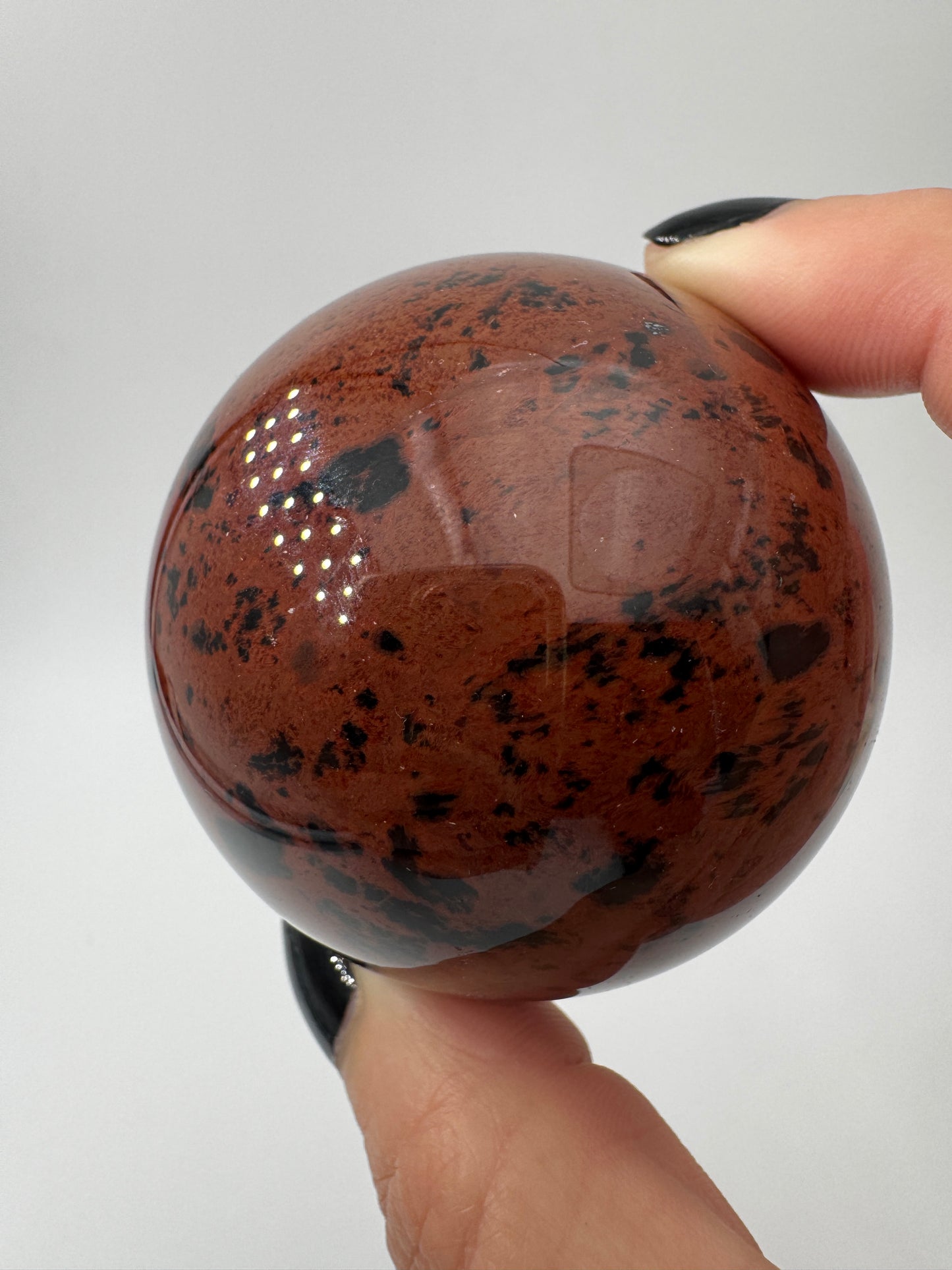 Polierte Kugel aus Mahagoni Obsidian mit rotbraun-schwarzer Maserung, Durchmesser 5,6 cm.