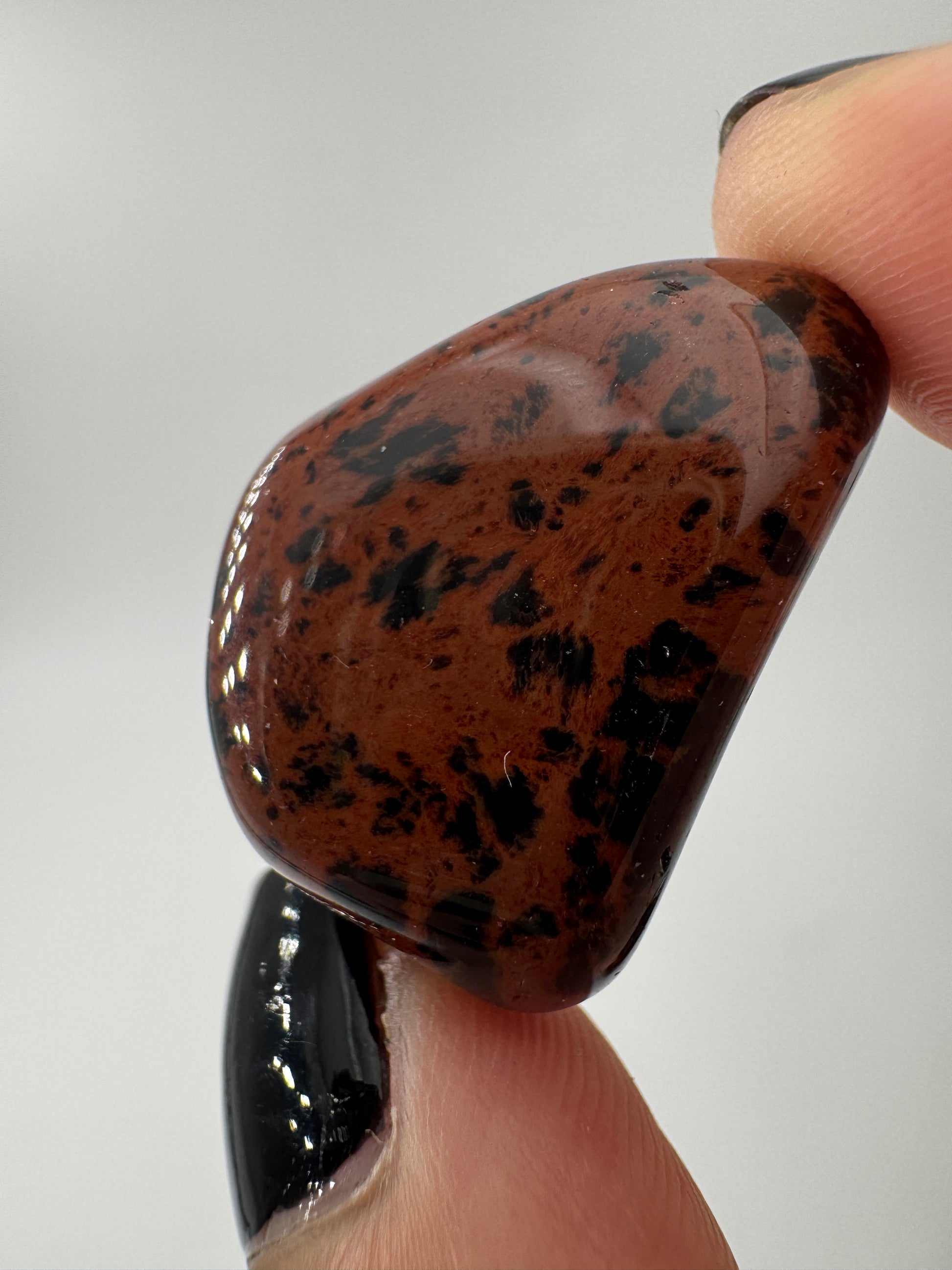Trommelsteine aus Mahagoni Obsidian mit charakteristischer rotbraun-schwarzer Maserung, vulkanisches Gesteinsglas.