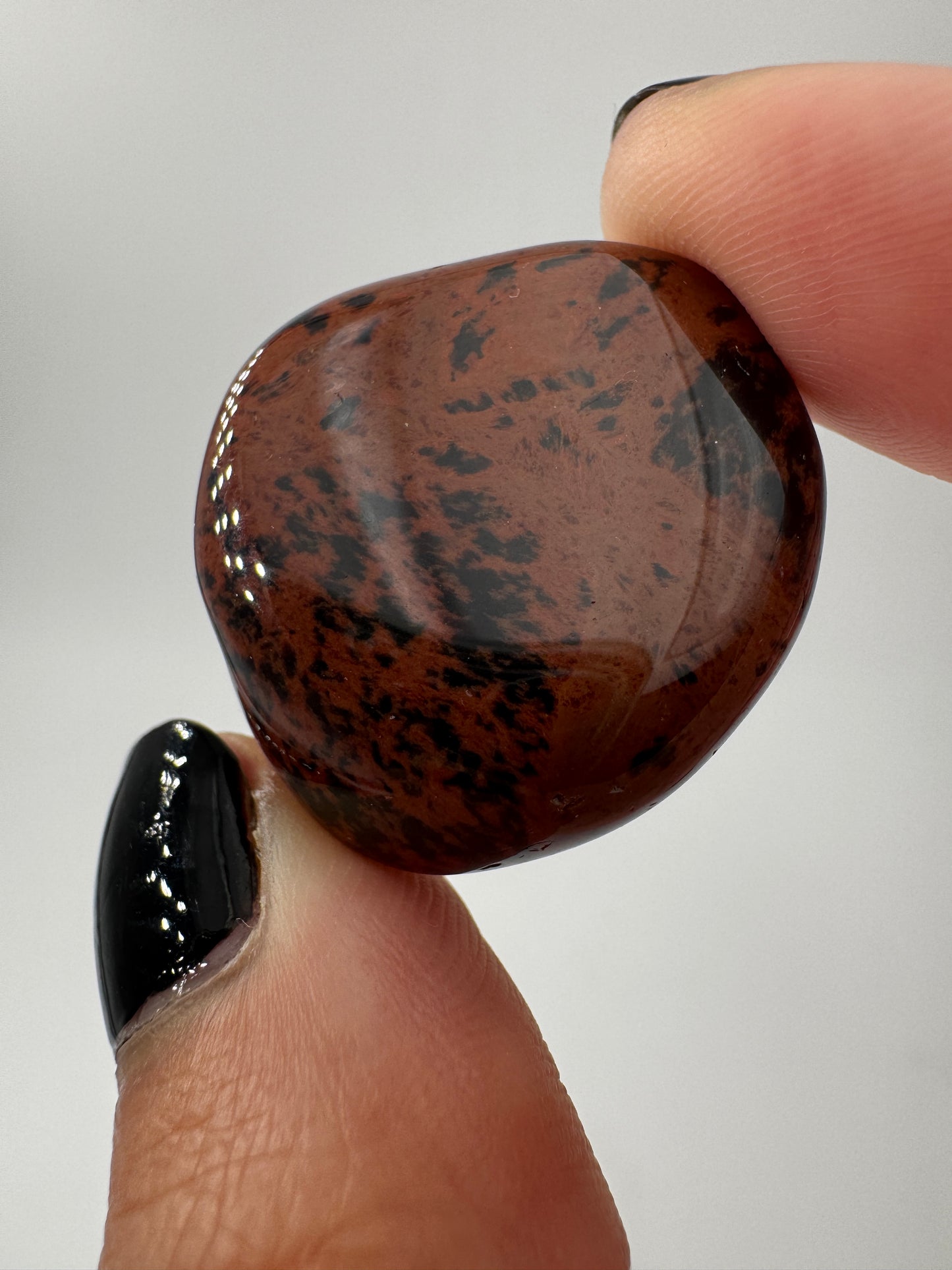 Trommelsteine aus Mahagoni Obsidian mit charakteristischer rotbraun-schwarzer Maserung, vulkanisches Gesteinsglas.