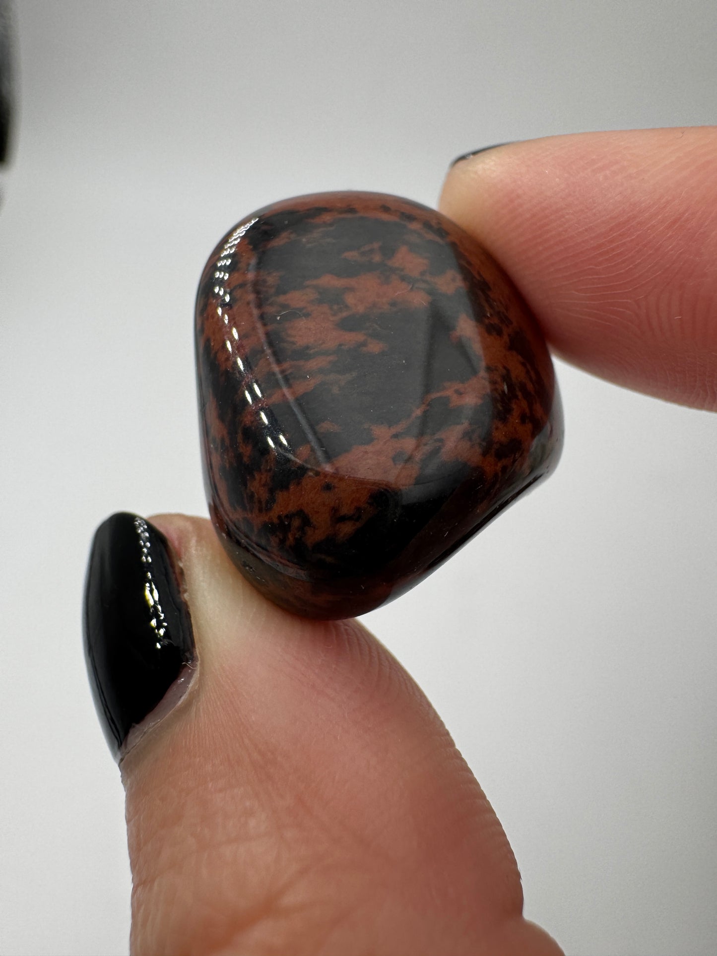 Trommelsteine aus Mahagoni Obsidian mit charakteristischer rotbraun-schwarzer Maserung, vulkanisches Gesteinsglas.