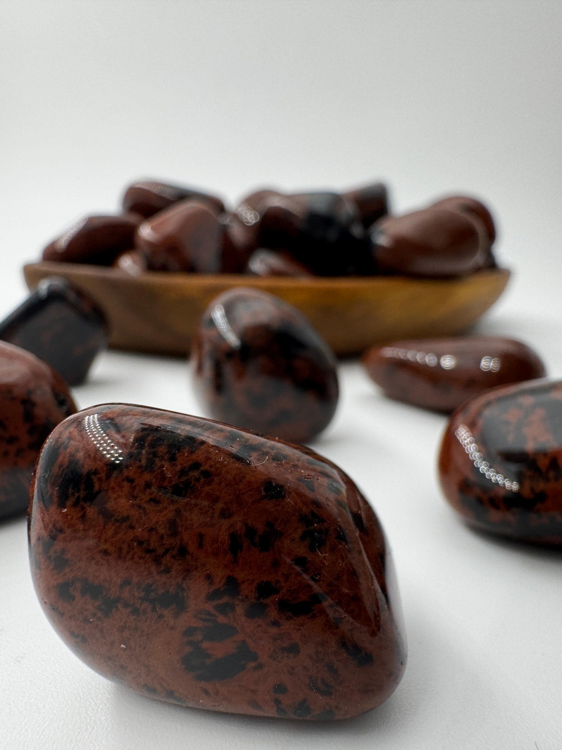 Trommelsteine aus Mahagoni Obsidian mit charakteristischer rotbraun-schwarzer Maserung, vulkanisches Gesteinsglas.