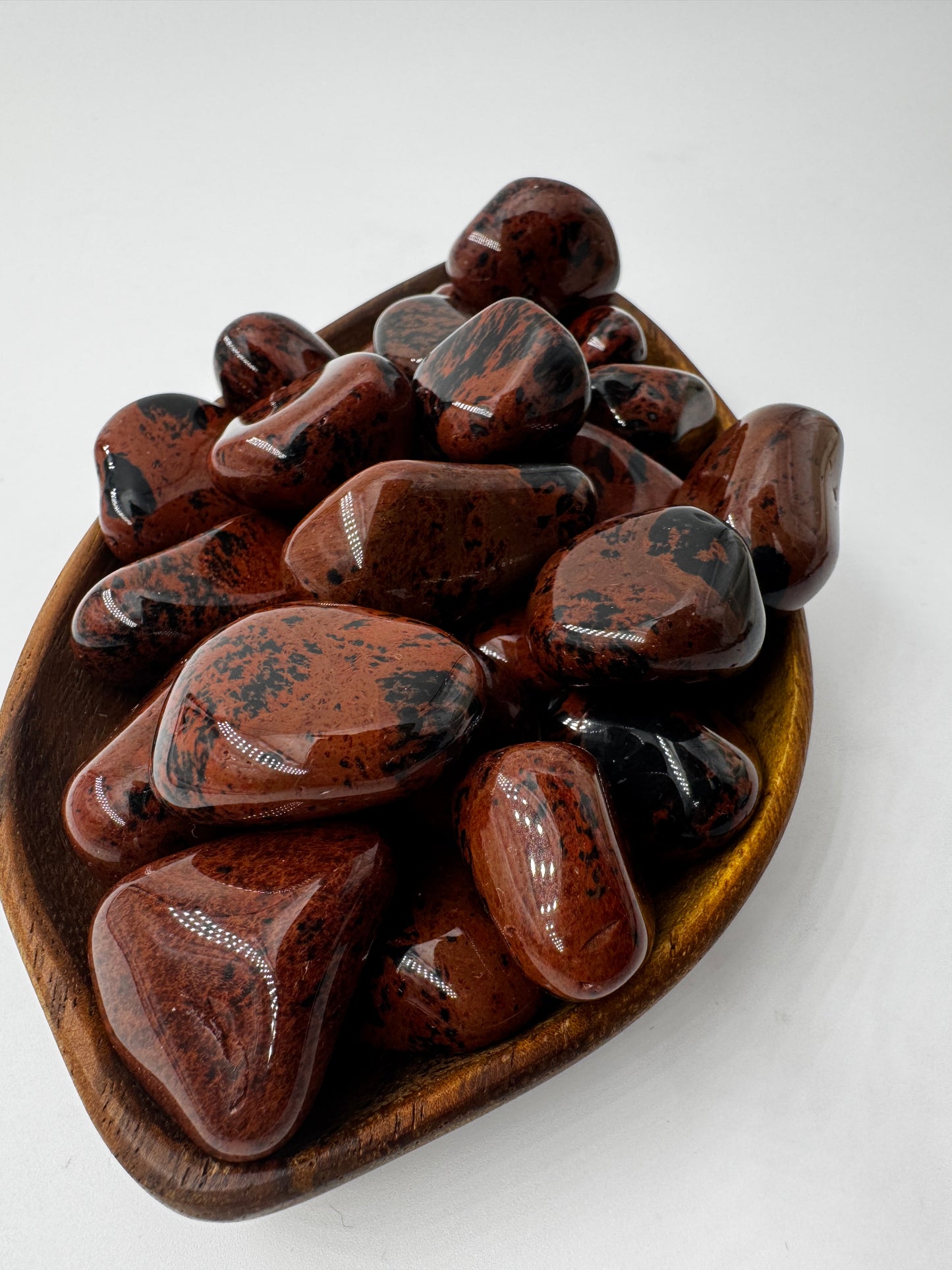 Trommelsteine aus Mahagoni Obsidian mit charakteristischer rotbraun-schwarzer Maserung, vulkanisches Gesteinsglas.