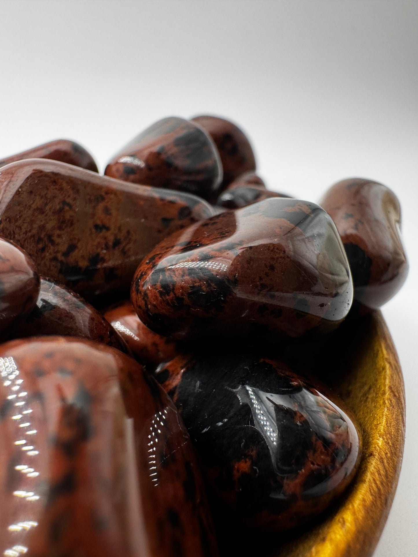 Trommelsteine aus Mahagoni Obsidian mit charakteristischer rotbraun-schwarzer Maserung, vulkanisches Gesteinsglas.