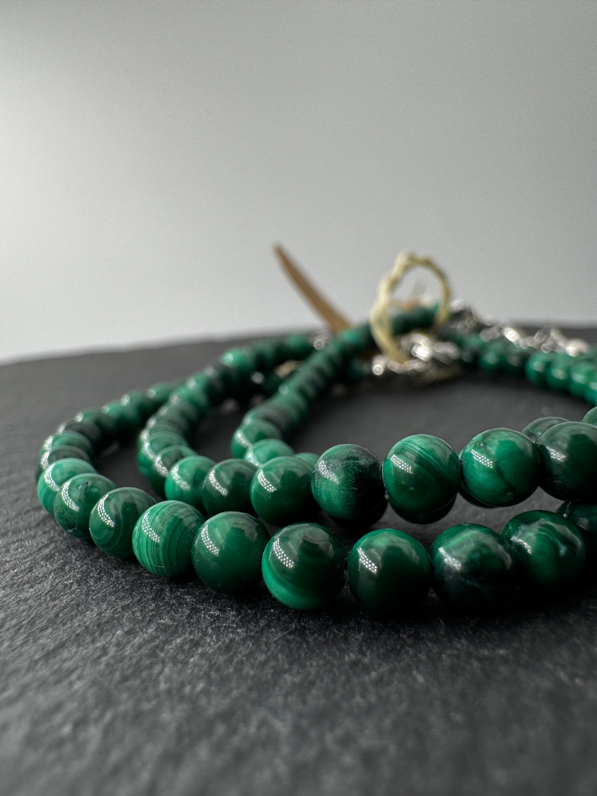 Armband oder Fußkettchen aus Malachit MF15, 4 mm Perlen, 20 cm + 5 cm Verlängerung – intensiv grünes Kupfercarbonat-Mineral mit charakteristischer Bänderung.