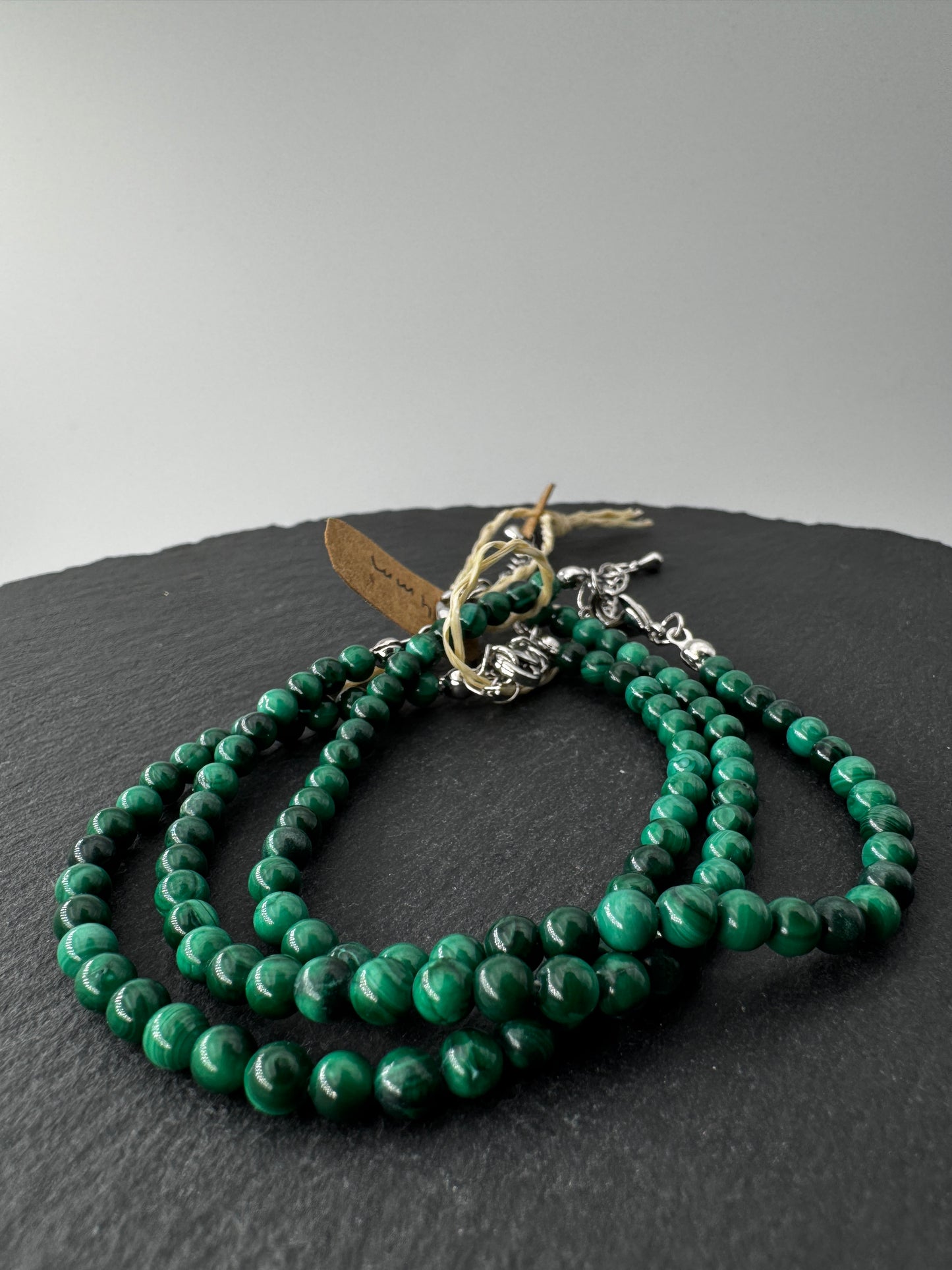 Armband oder Fußkettchen aus Malachit MF15, 4 mm Perlen, 20 cm + 5 cm Verlängerung – intensiv grünes Kupfercarbonat-Mineral mit charakteristischer Bänderung.