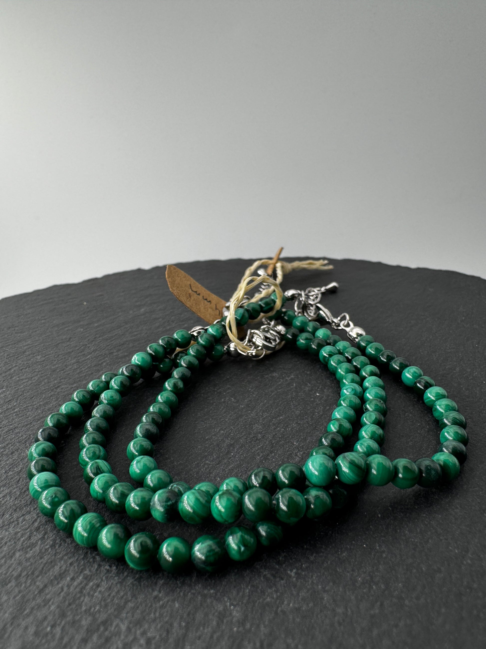 Armband oder Fußkettchen aus Malachit MF15, 4 mm Perlen, 20 cm + 5 cm Verlängerung – intensiv grünes Kupfercarbonat-Mineral mit charakteristischer Bänderung.