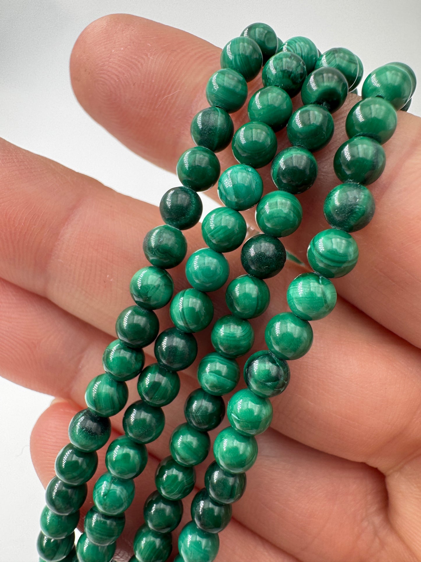 Armband oder Fußkettchen aus Malachit MF15, 4 mm Perlen, 20 cm + 5 cm Verlängerung – intensiv grünes Kupfercarbonat-Mineral mit charakteristischer Bänderung.