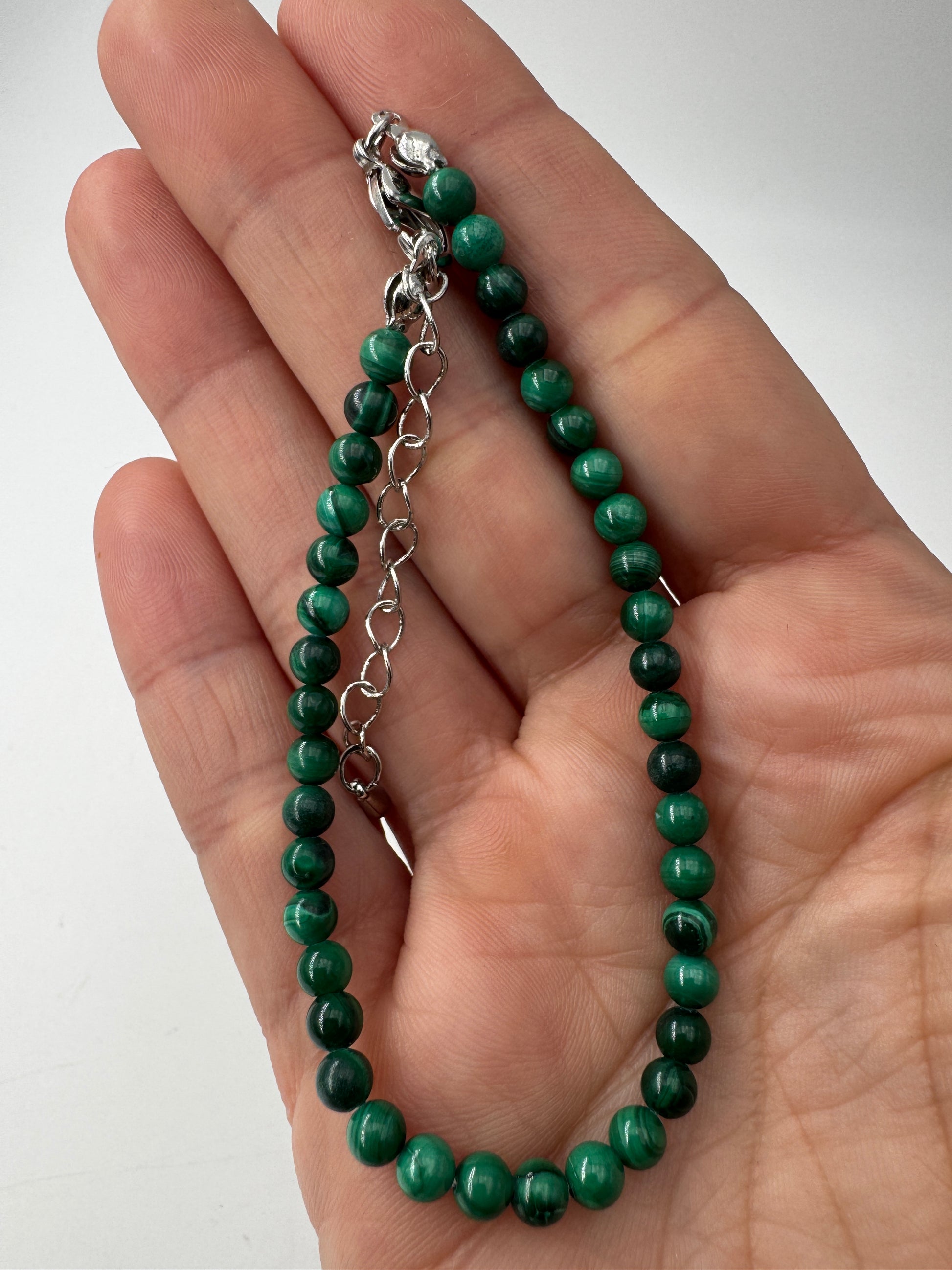 Armband oder Fußkettchen aus Malachit MF15, 4 mm Perlen, 20 cm + 5 cm Verlängerung – intensiv grünes Kupfercarbonat-Mineral mit charakteristischer Bänderung.