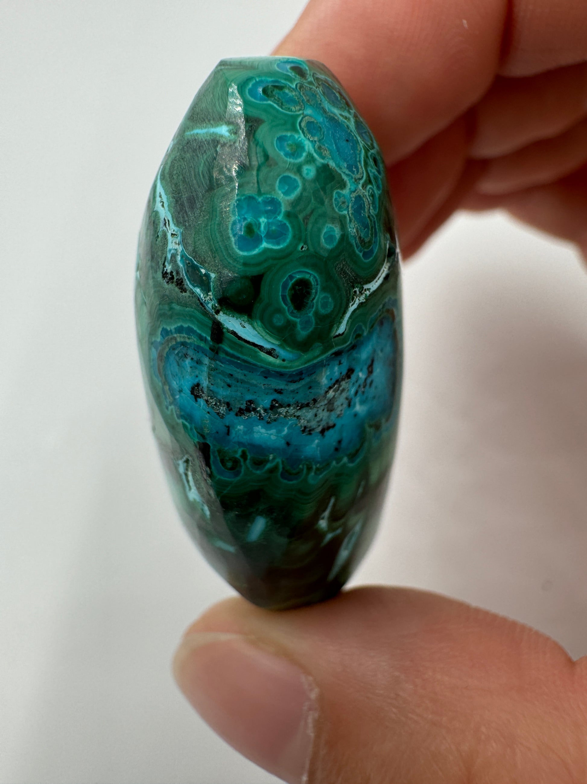 Malachit Handstein mit Chrysokoll AM41, 4,3 × 3 cm, mit leuchtendem Grün-Türkis-Farbspiel der natürlichen Kupfermineralverwachsung