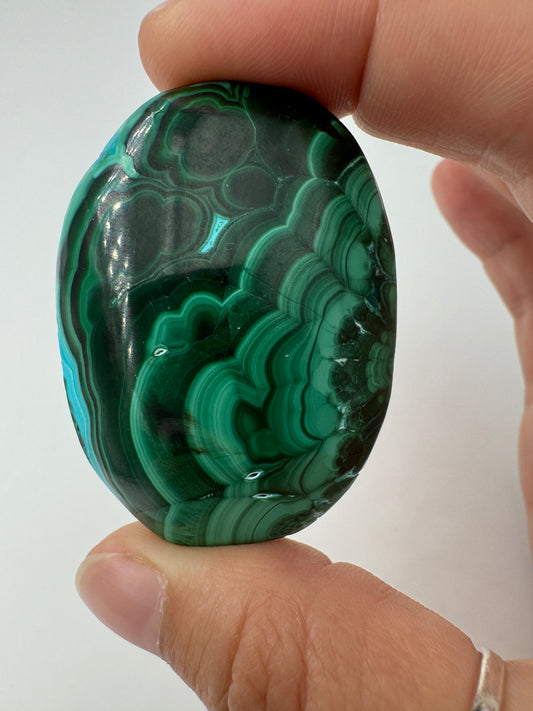Malachit Handstein mit Chrysokoll AM49, 5 × 3,7 cm, mit leuchtendem Grün-Türkis-Farbspiel der natürlichen Kupfermineralverwachsung