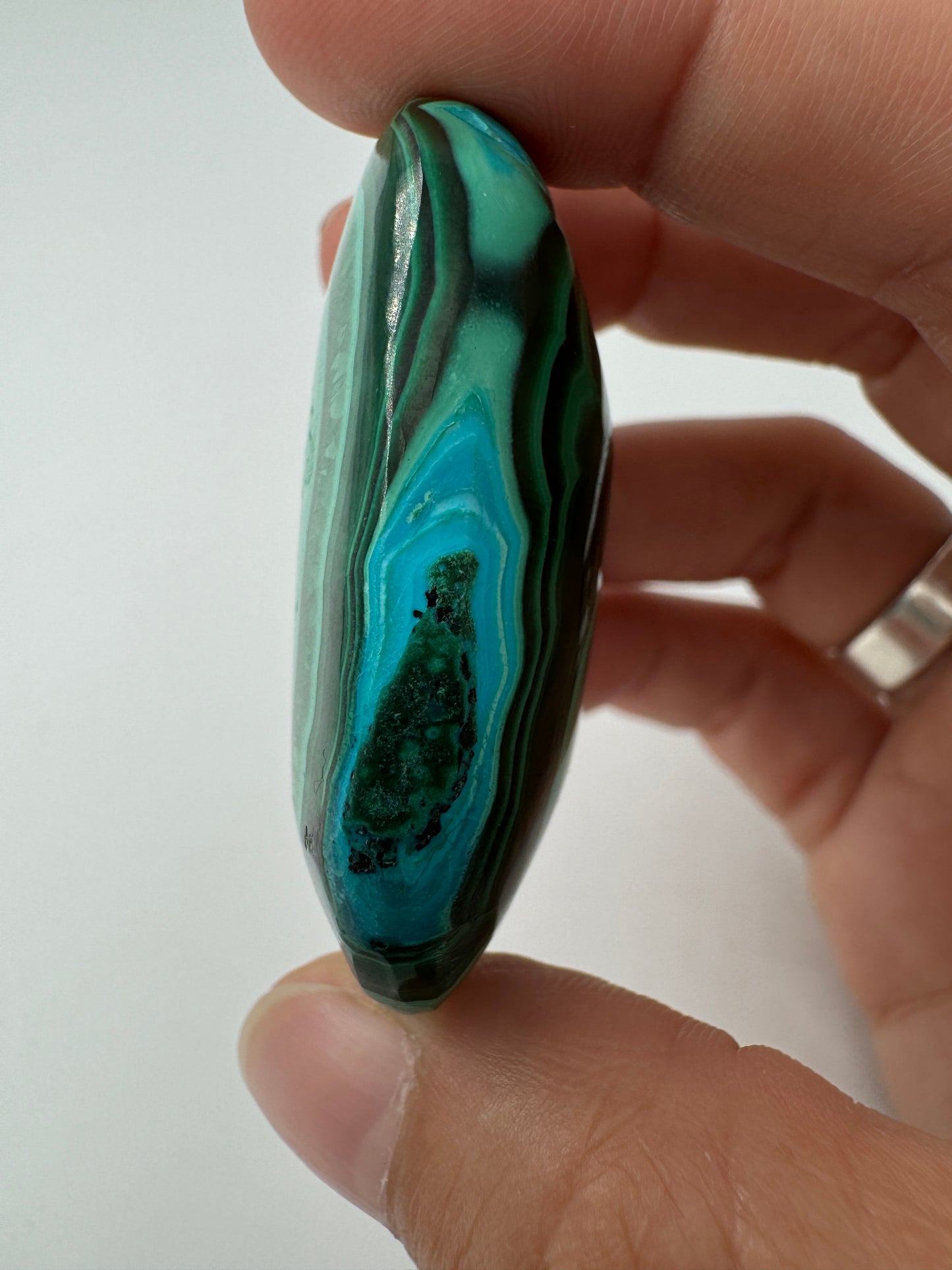 Malachit Handstein mit Chrysokoll AM49, 5 × 3,7 cm, mit leuchtendem Grün-Türkis-Farbspiel der natürlichen Kupfermineralverwachsung