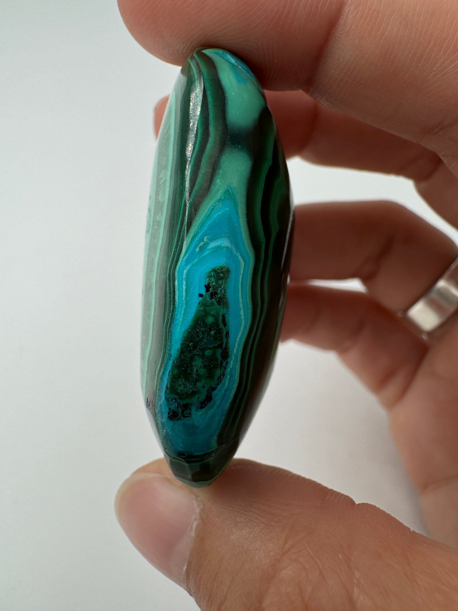 Malachit Handstein mit Chrysokoll AM49, 5 × 3,7 cm, mit leuchtendem Grün-Türkis-Farbspiel der natürlichen Kupfermineralverwachsung