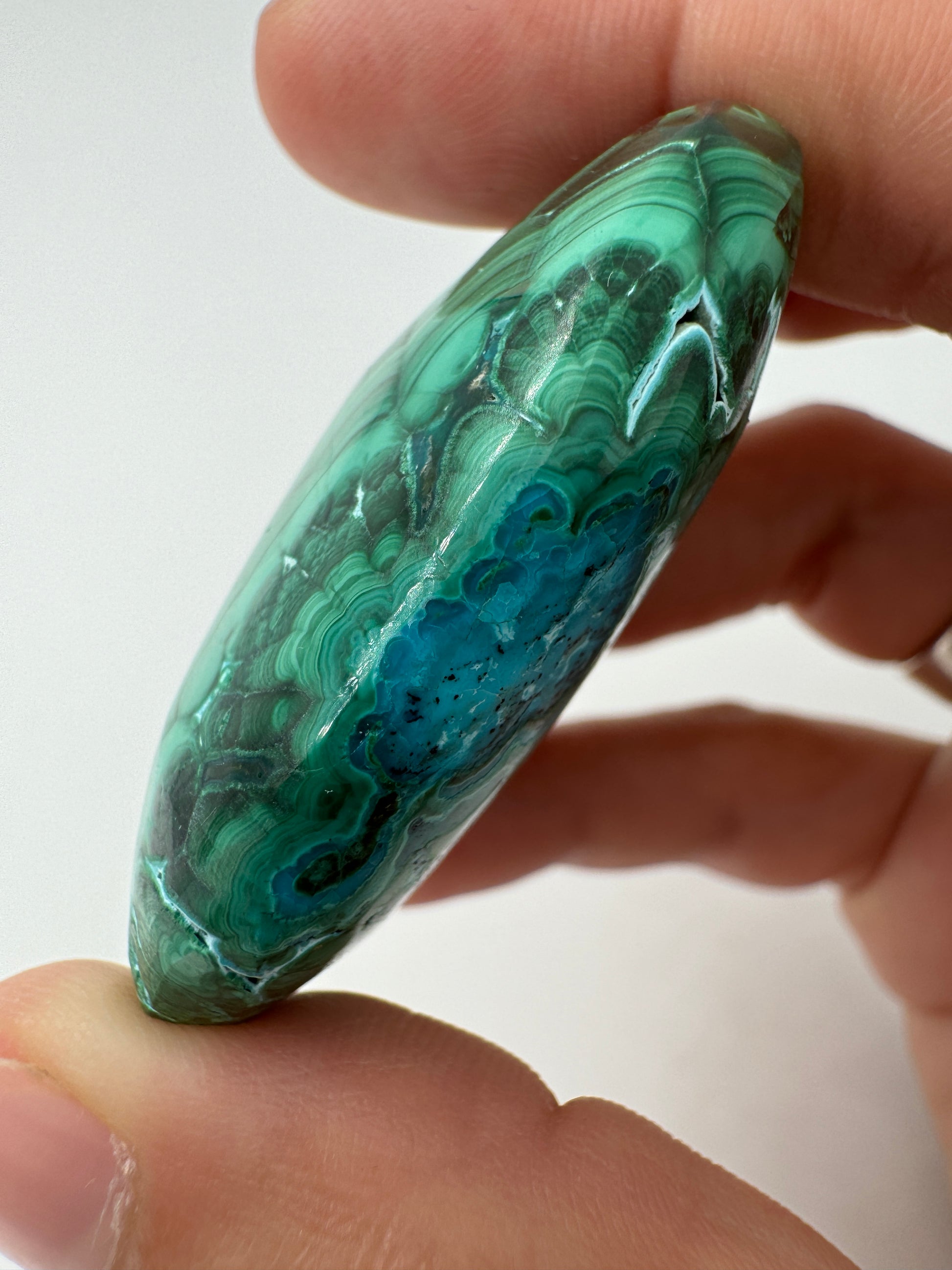 Malachit Handstein mit Chrysokoll AM49, 5 × 3,7 cm, mit leuchtendem Grün-Türkis-Farbspiel der natürlichen Kupfermineralverwachsung