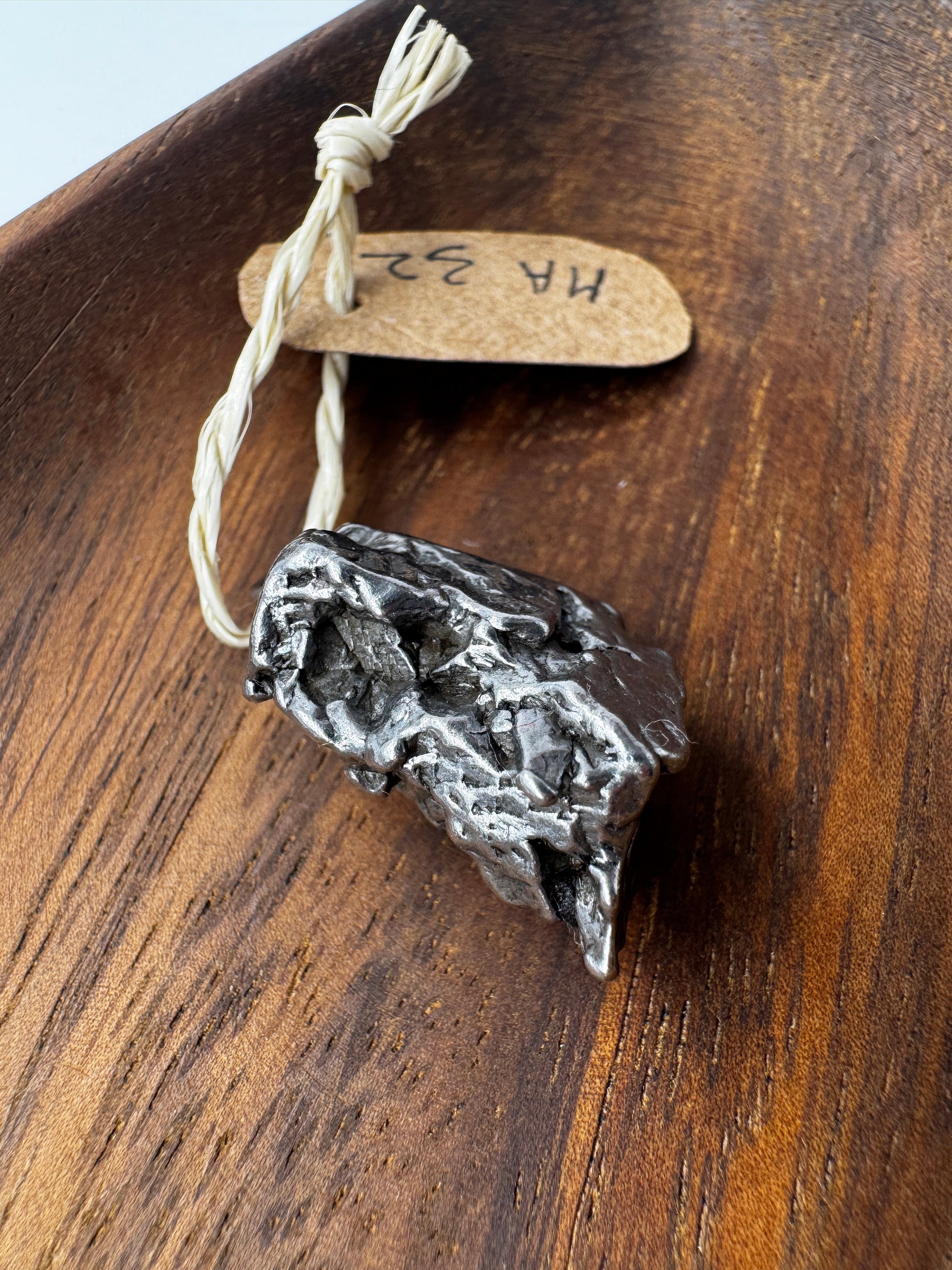 Meteoriten-Anhänger MA32 – echter Eisen-Nickel-Meteorit aus Campo del Cielo, Argentinien, mit charakteristischer Widmanstätten-Struktur, kosmisches Sammlerobjekt als Schmuck.