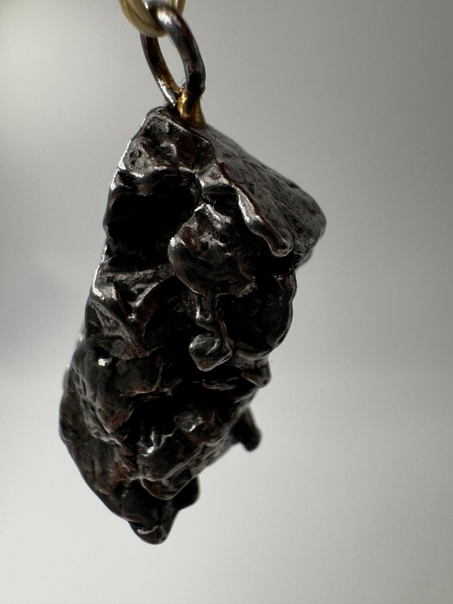 Meteoriten-Anhänger MA32 – echter Eisen-Nickel-Meteorit aus Campo del Cielo, Argentinien, mit charakteristischer Widmanstätten-Struktur, kosmisches Sammlerobjekt als Schmuck.
