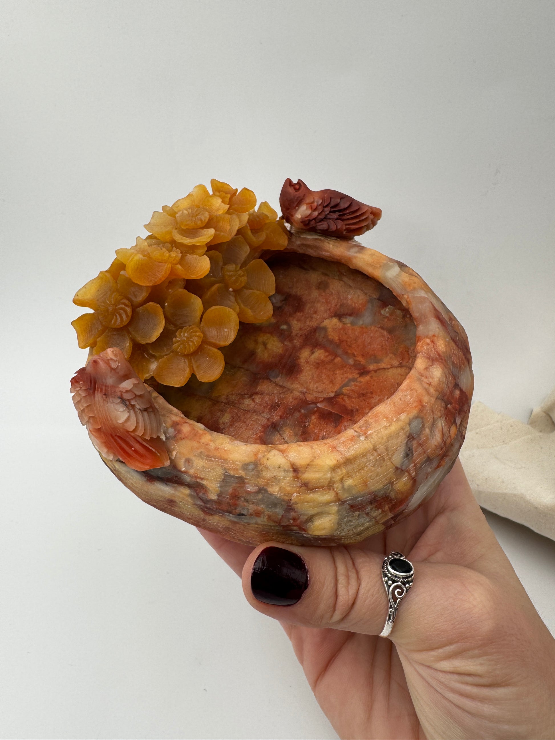 Handgearbeitete Schale aus mexikanischem Achat AS180 mit aufgesetzten Blumen- und Vogelmotiven, charakteristischer Bänderung.