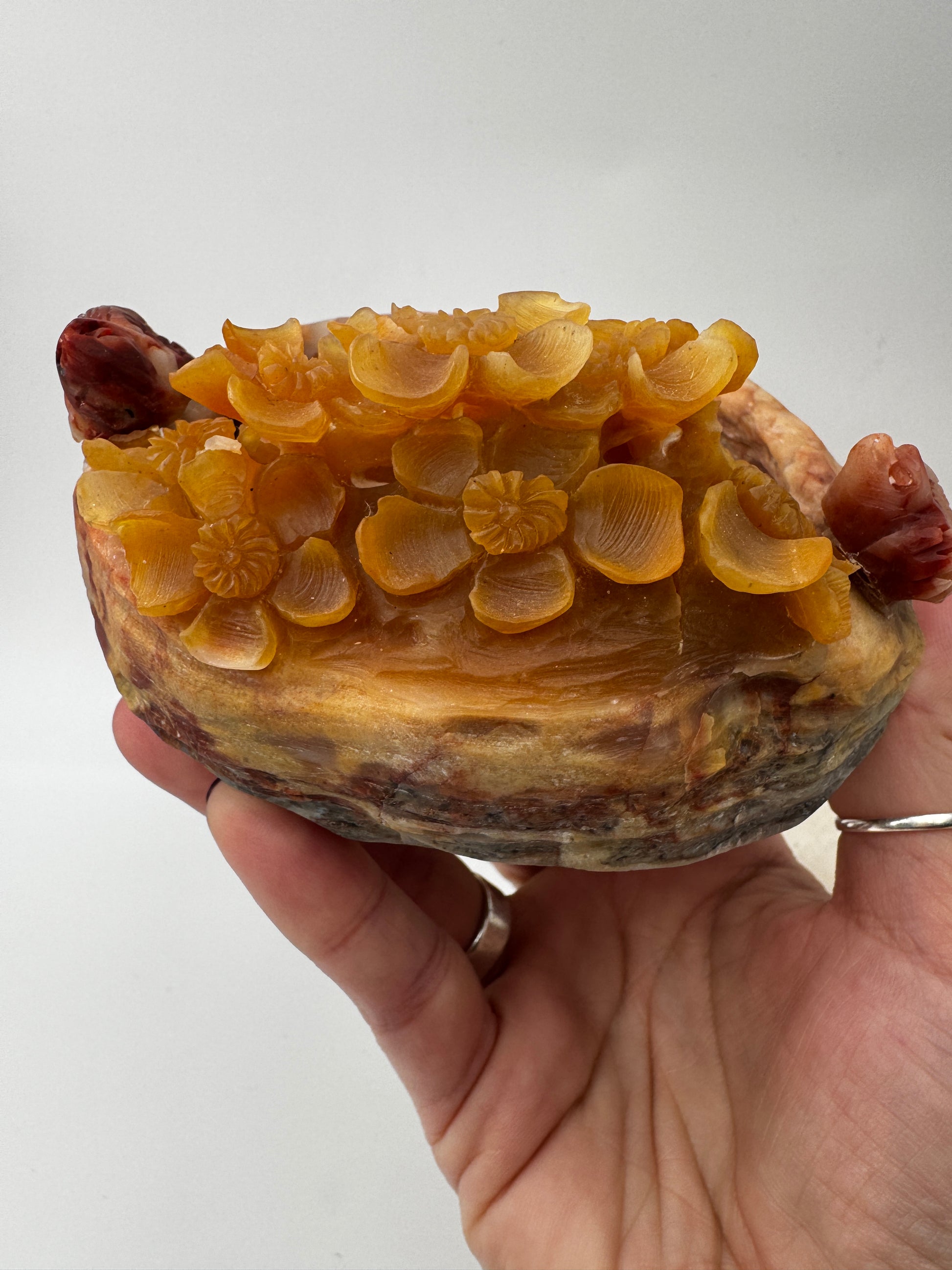 Handgearbeitete Schale aus mexikanischem Achat AS180 mit aufgesetzten Blumen- und Vogelmotiven, charakteristischer Bänderung.