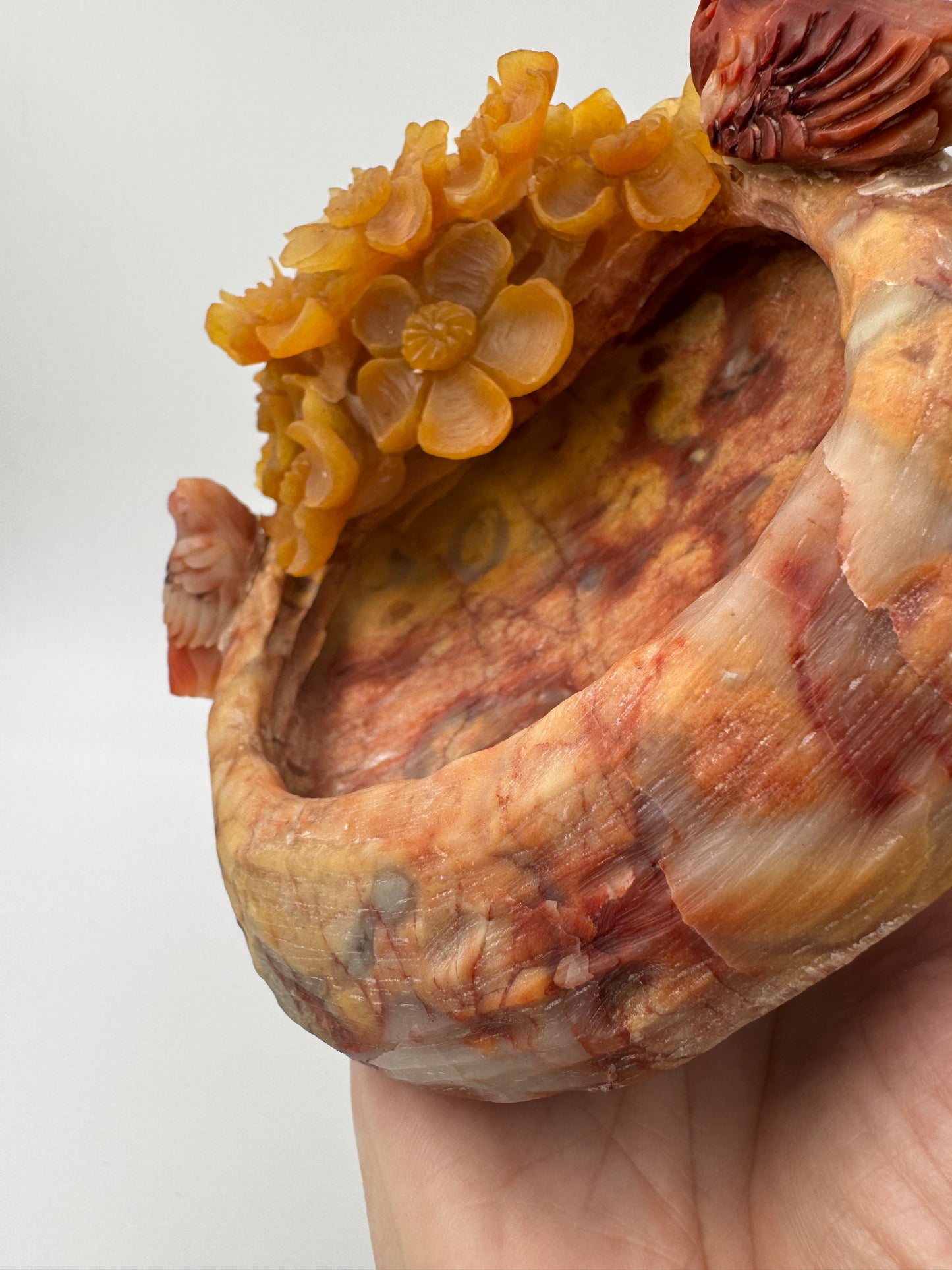 Handgearbeitete Schale aus mexikanischem Achat AS180 mit aufgesetzten Blumen- und Vogelmotiven, charakteristischer Bänderung.