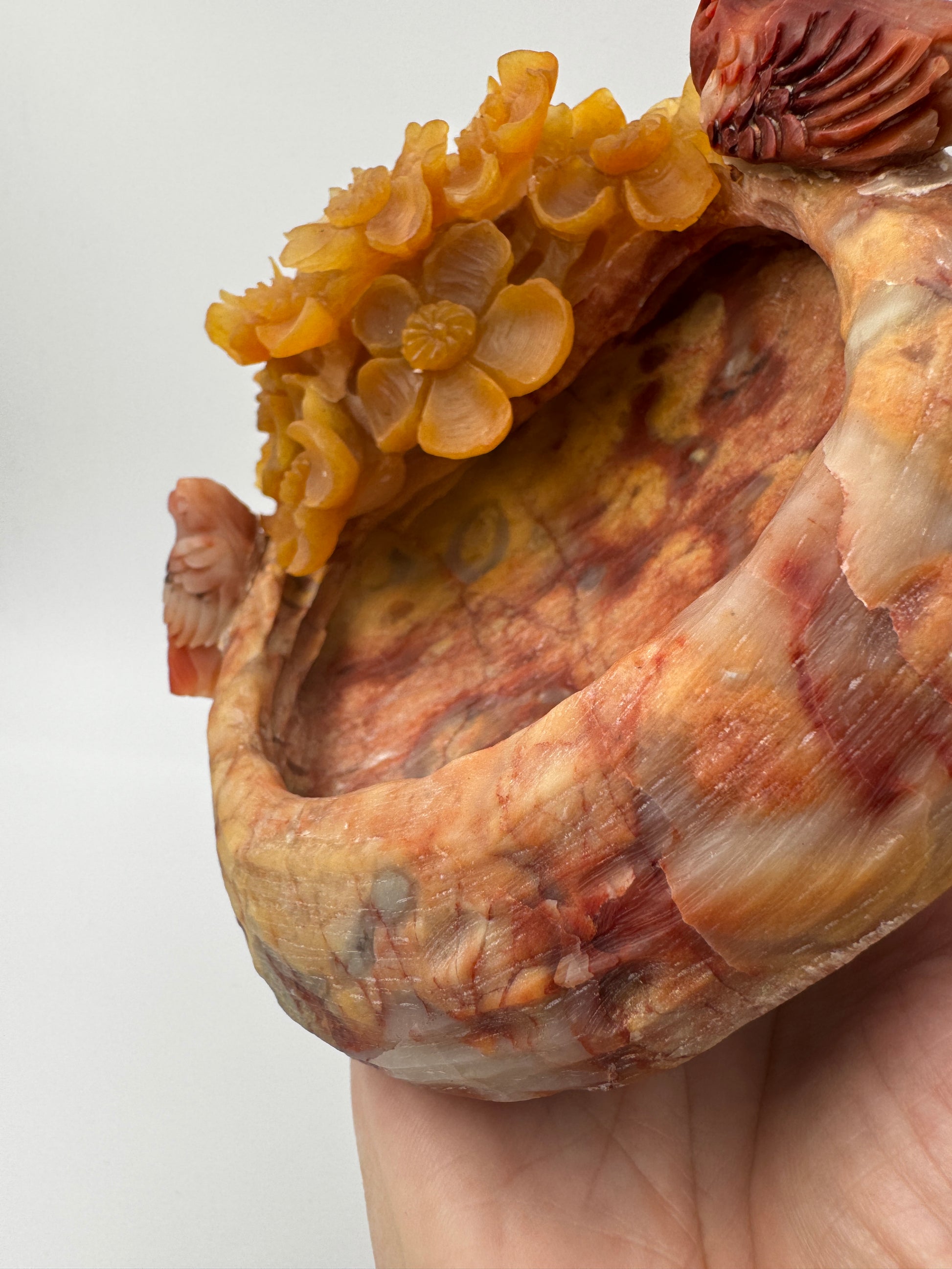 Handgearbeitete Schale aus mexikanischem Achat AS180 mit aufgesetzten Blumen- und Vogelmotiven, charakteristischer Bänderung.