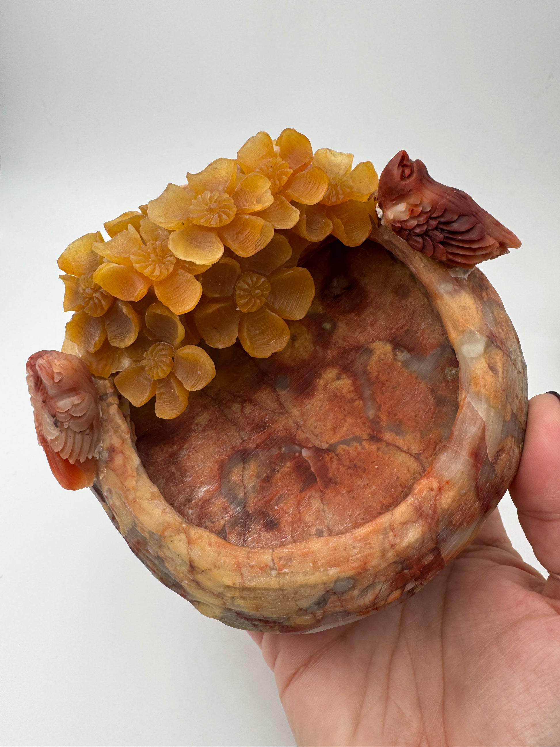 Handgearbeitete Schale aus mexikanischem Achat AS180 mit aufgesetzten Blumen- und Vogelmotiven, charakteristischer Bänderung.