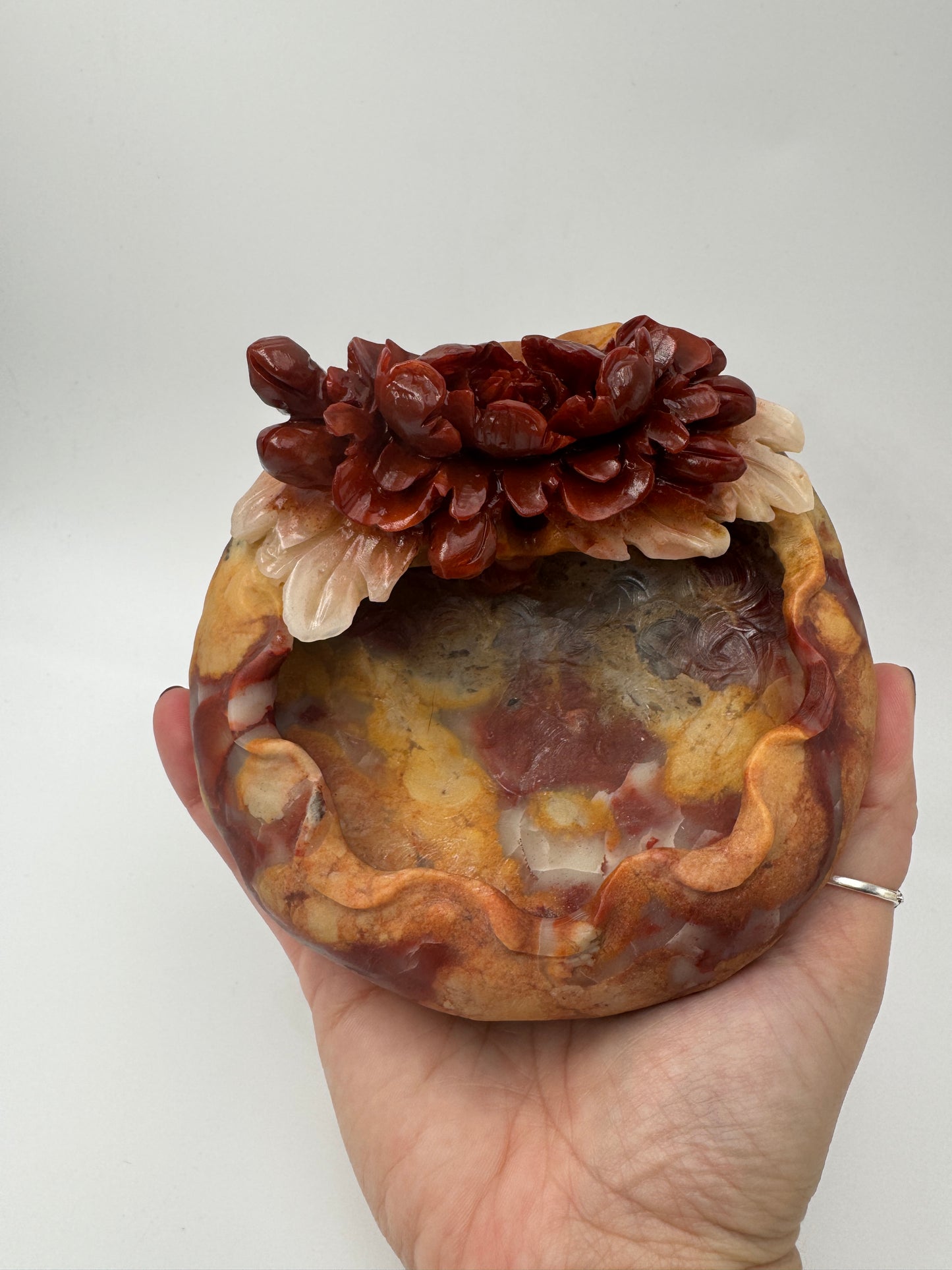 Schale aus mexikanischem Achat AS190 mit selektiv polierten Blumenmotiven und naturbelassener Oberfläche.