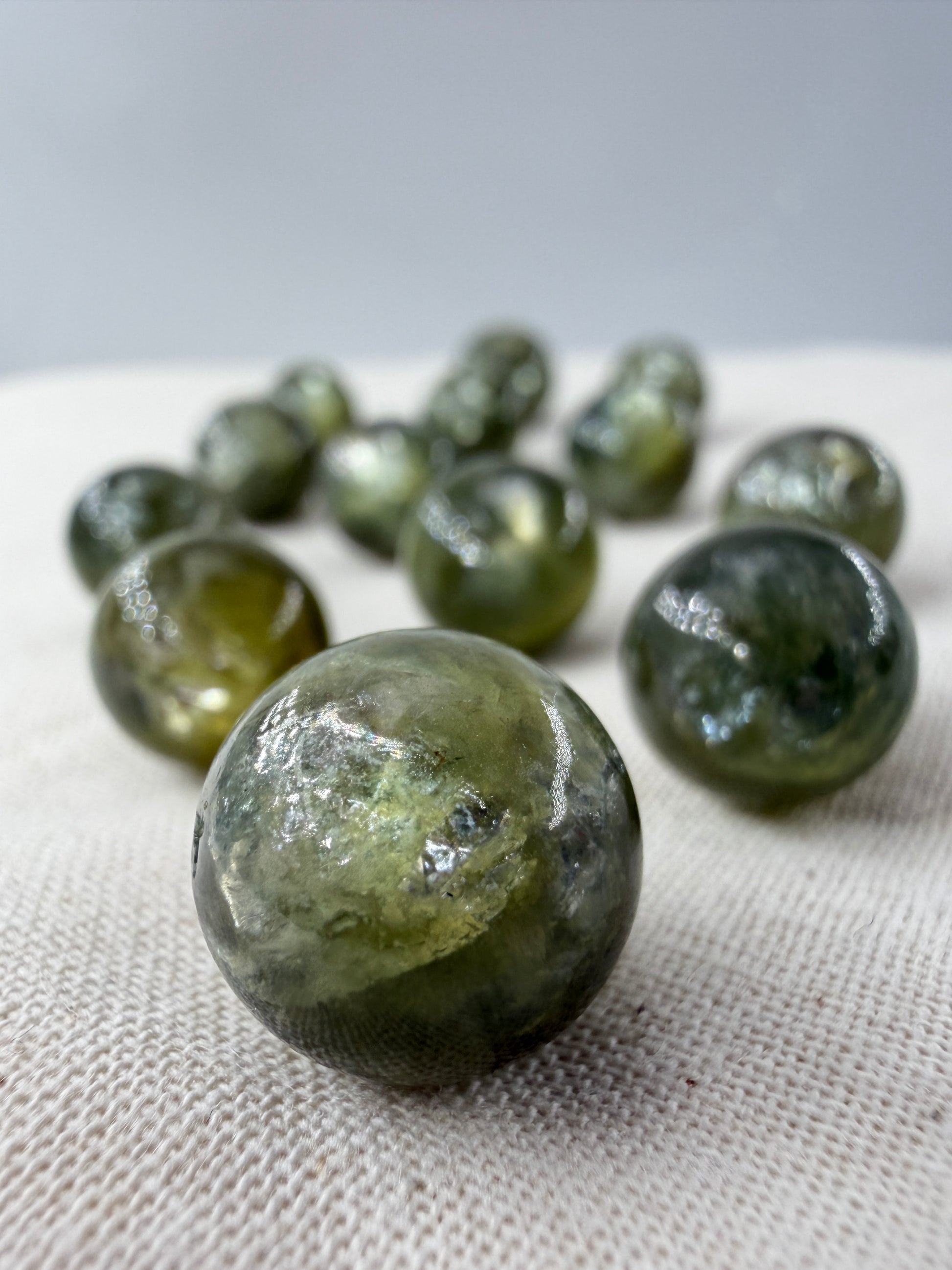 Grüner Muskovit Minikugel MG4 mit charakteristischem Seidenglanz – Glimmer-Mineral, geologisches Unikat, Ø ca. 1,1–1,2 cm