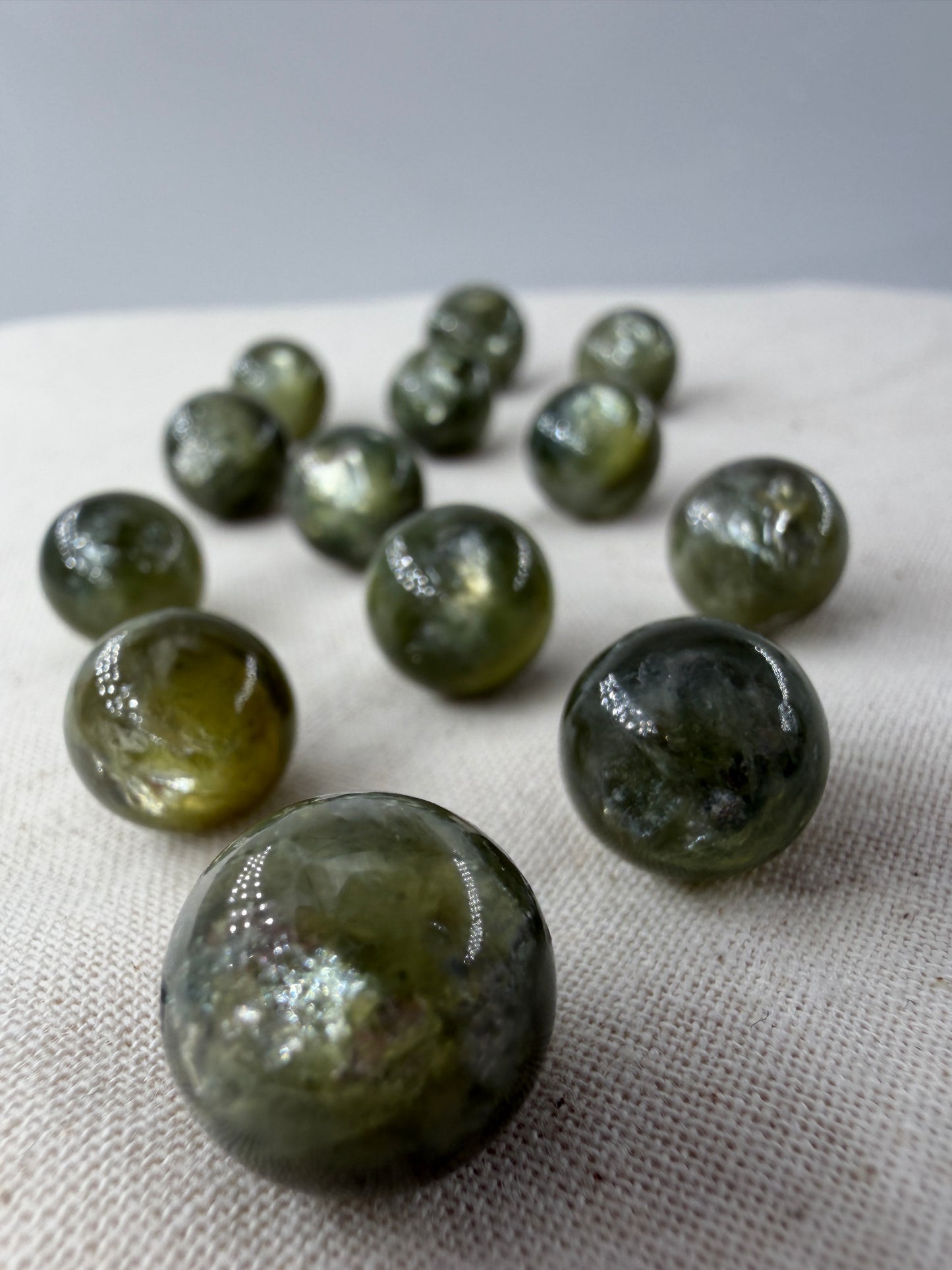Grüner Muskovit Minikugel MG4 mit charakteristischem Seidenglanz – Glimmer-Mineral, geologisches Unikat, Ø ca. 1,1–1,2 cm