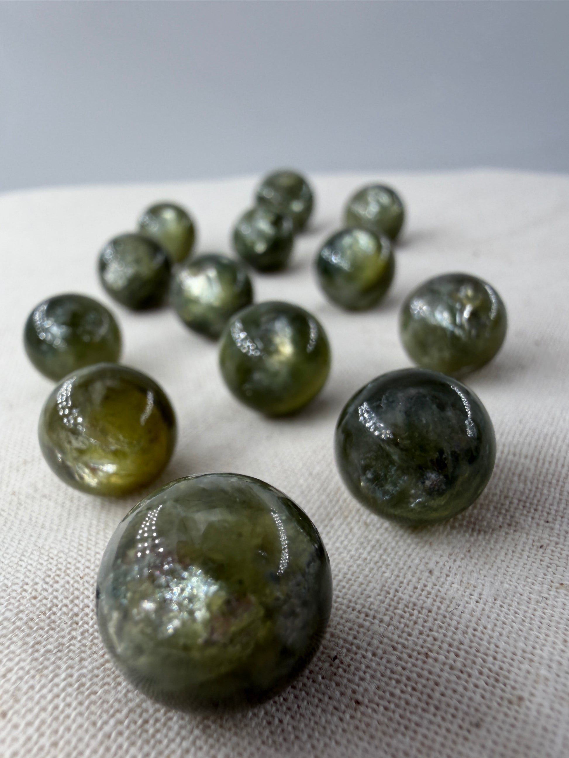 Grüner Muskovit Minikugel MG4 mit charakteristischem Seidenglanz – Glimmer-Mineral, geologisches Unikat, Ø ca. 1,1–1,2 cm