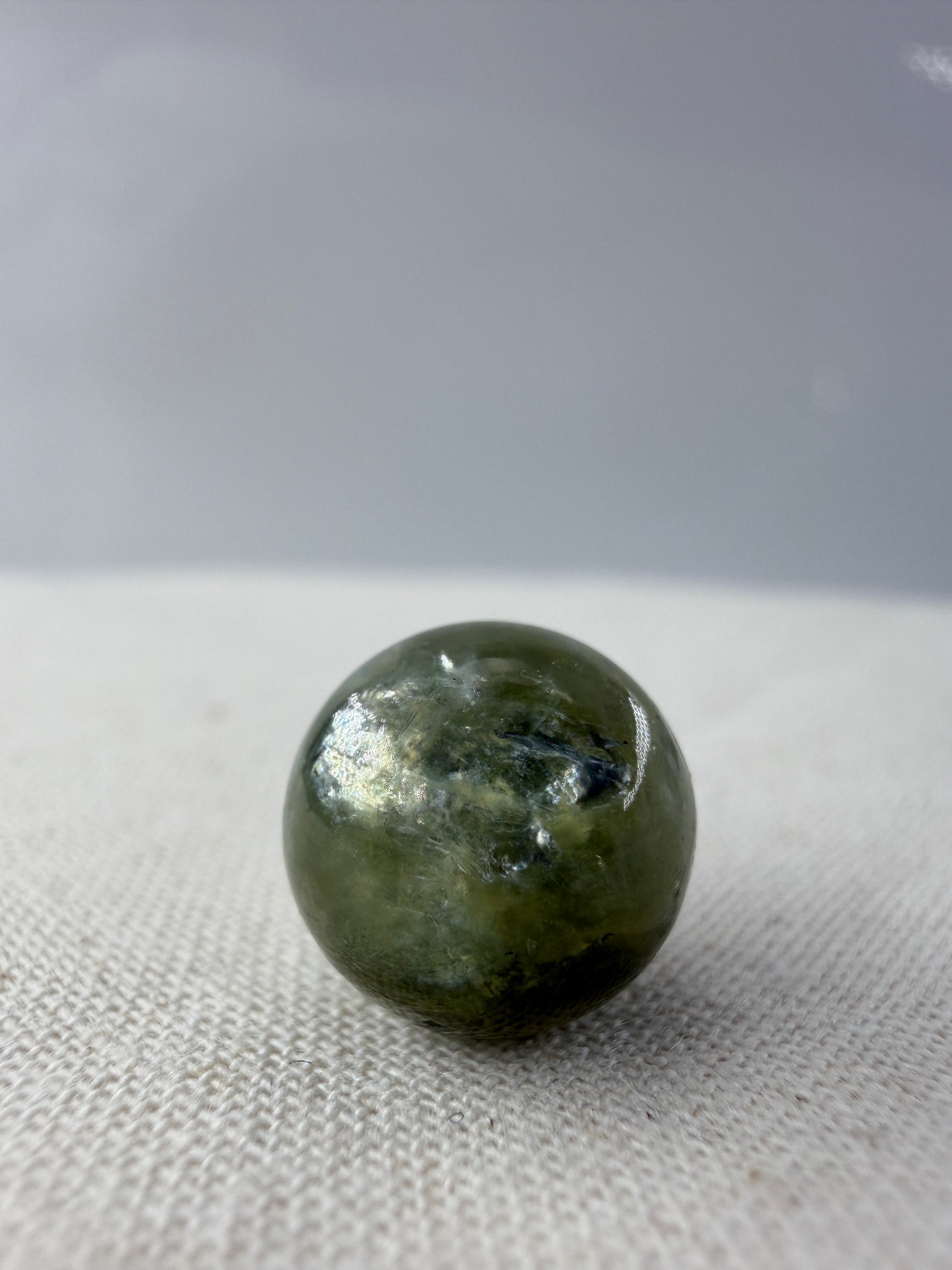 Grüner Muskovit Minikugel MG4 mit charakteristischem Seidenglanz – Glimmer-Mineral, geologisches Unikat, Ø ca. 1,1–1,2 cm