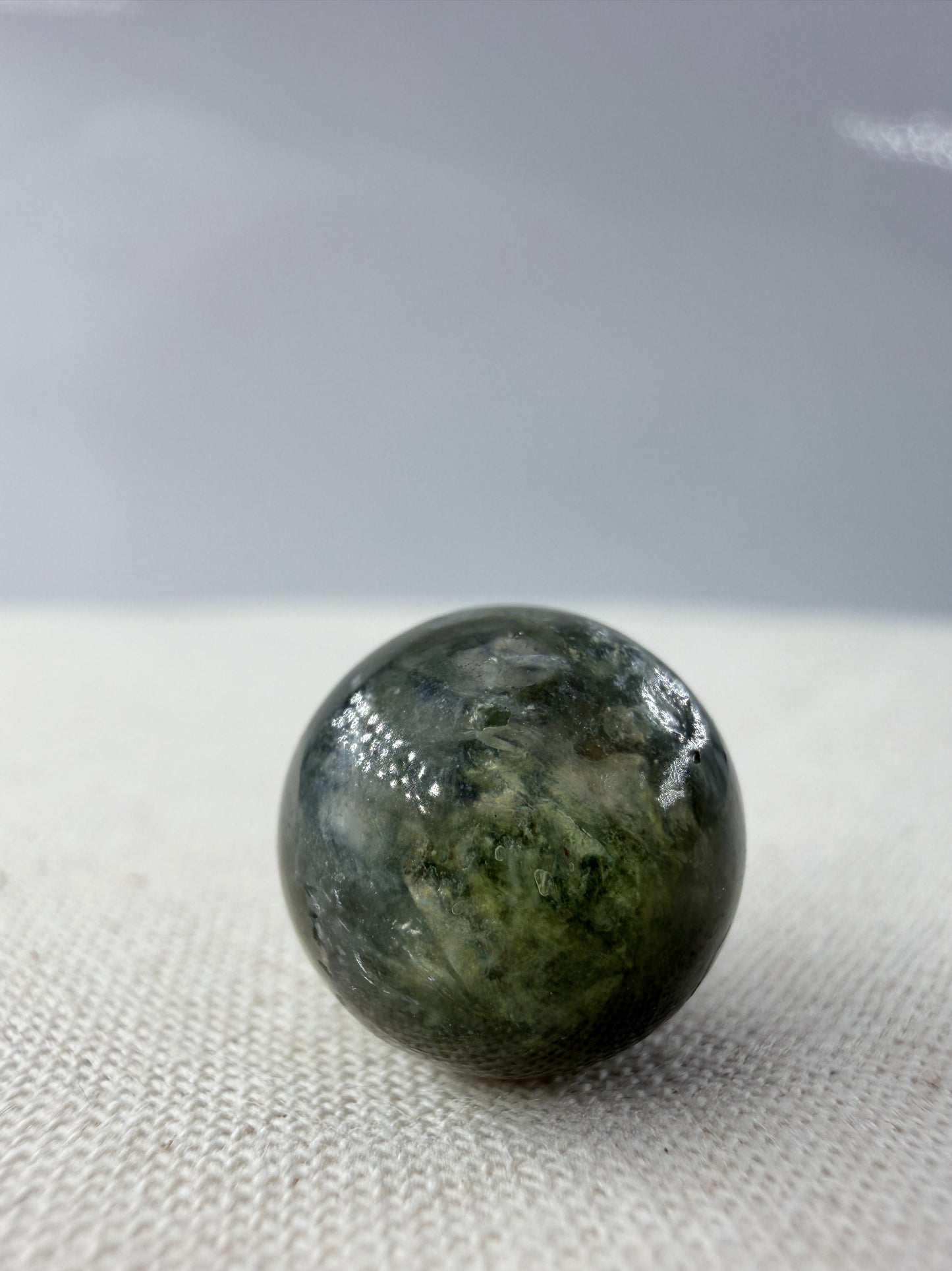 Grüner Muskovit Minikugel MG4 mit charakteristischem Seidenglanz – Glimmer-Mineral, geologisches Unikat, Ø ca. 1,1–1,2 cm
