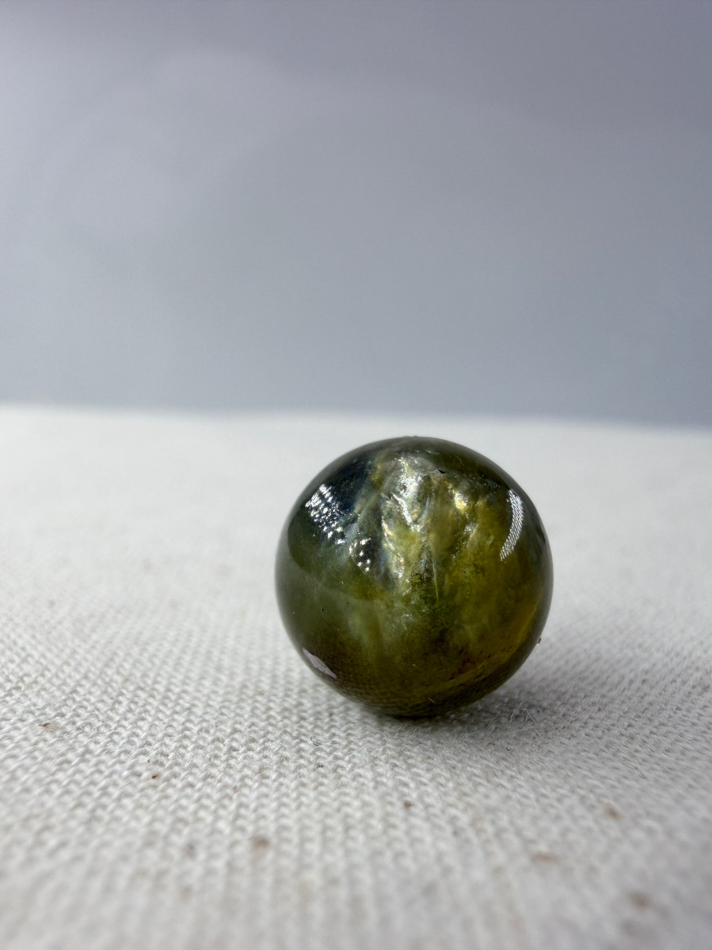 Grüner Muskovit Minikugel MG4 mit charakteristischem Seidenglanz – Glimmer-Mineral, geologisches Unikat, Ø ca. 1,1–1,2 cm