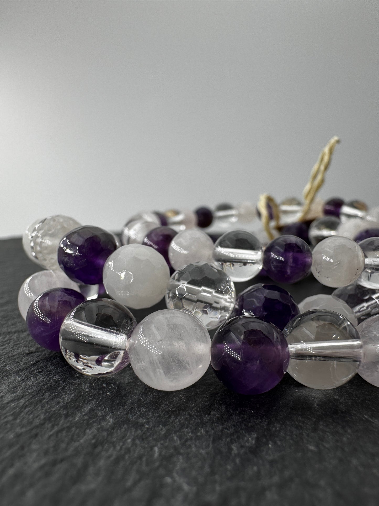 Mineralien-Mix-Armband aus Amethyst, Rosenquarz und Bergkristall, 19 cm Umfang – elastisches Kugelarmband in 6 mm, 8 mm und 8 mm facettiert, Sammlerschmuck aus Quarzvarietäten.