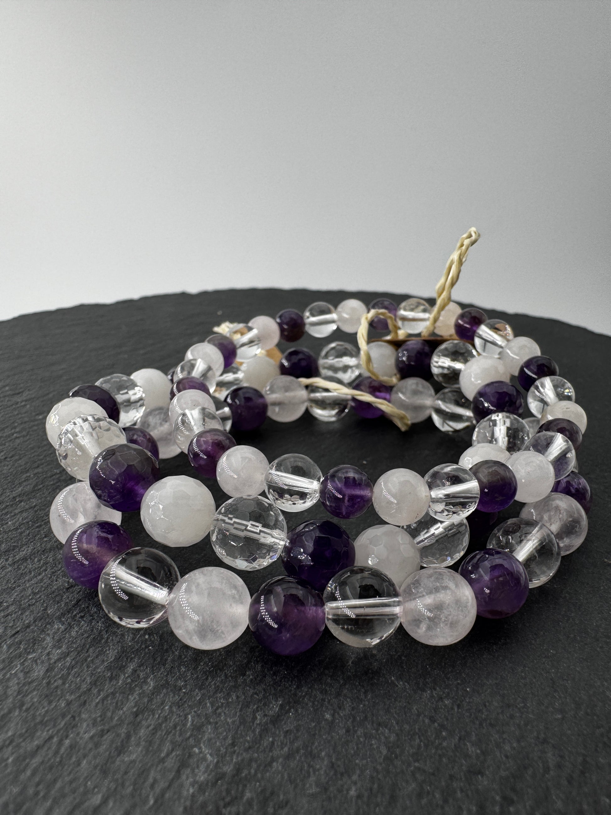 Mineralien-Mix-Armband aus Amethyst, Rosenquarz und Bergkristall, 19 cm Umfang – elastisches Kugelarmband in 6 mm, 8 mm und 8 mm facettiert, Sammlerschmuck aus Quarzvarietäten.