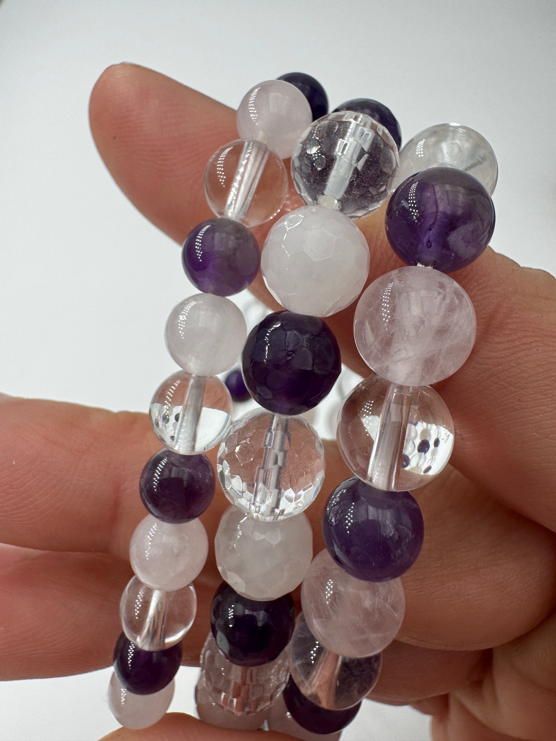 Mineralien-Mix-Armband aus Amethyst, Rosenquarz und Bergkristall, 19 cm Umfang – elastisches Kugelarmband in 6 mm, 8 mm und 8 mm facettiert, Sammlerschmuck aus Quarzvarietäten.