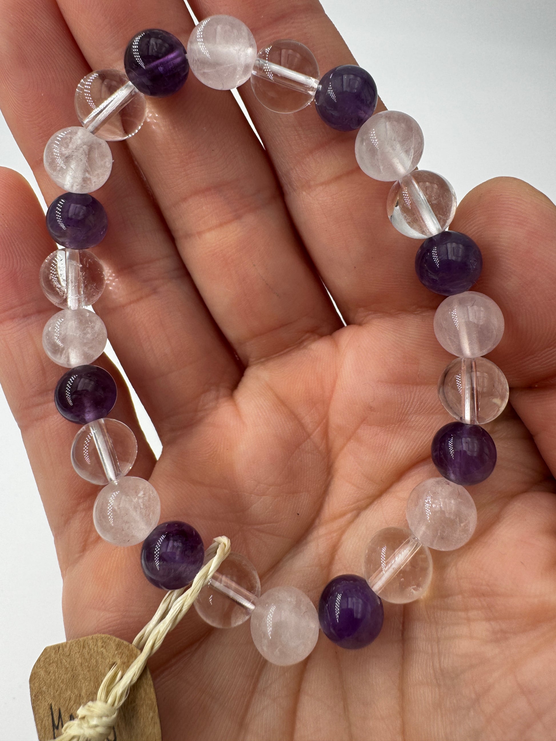 Mineralien-Mix-Armband aus Amethyst, Rosenquarz und Bergkristall, 19 cm Umfang – elastisches Kugelarmband in 6 mm, 8 mm und 8 mm facettiert, Sammlerschmuck aus Quarzvarietäten.