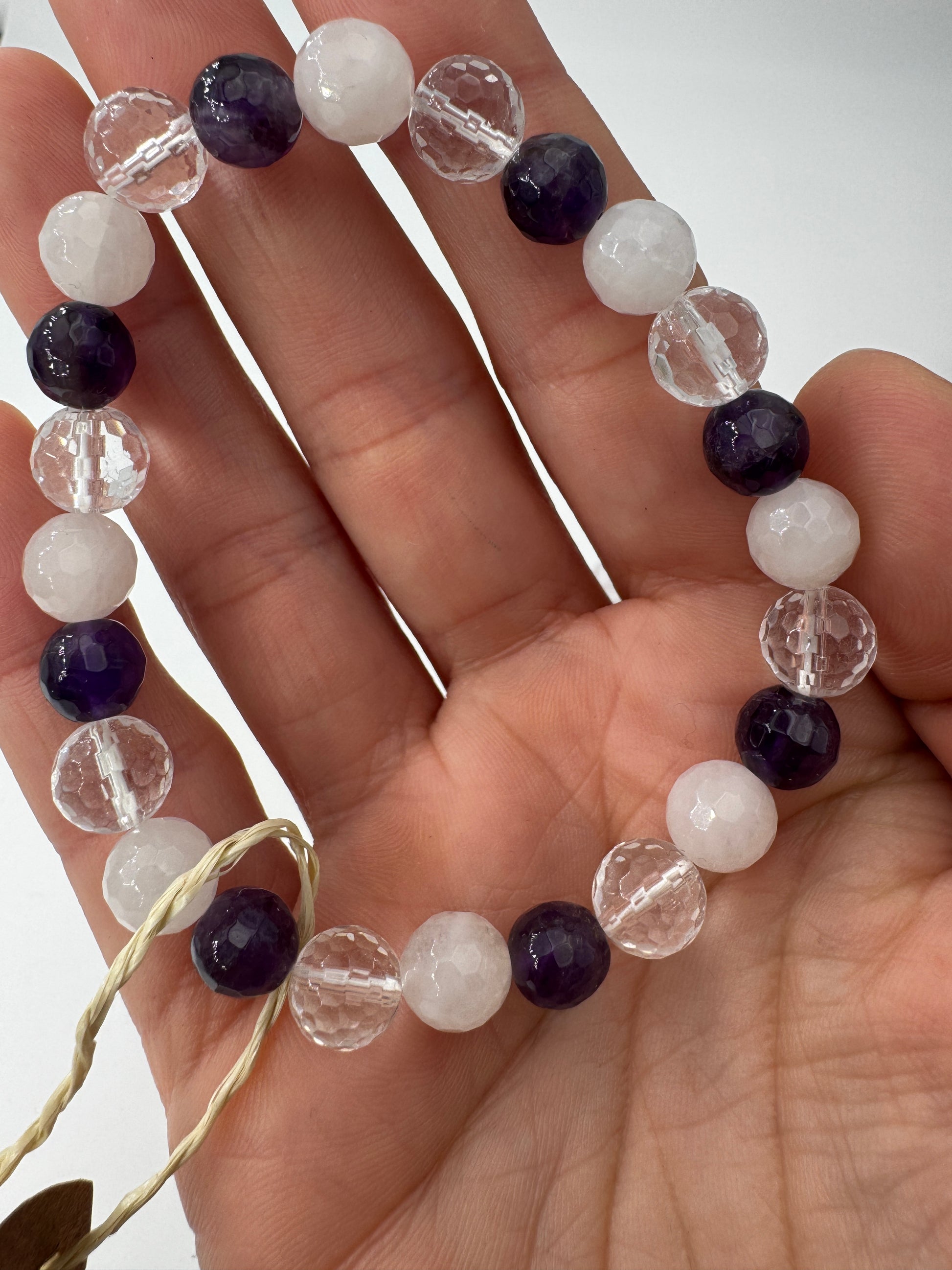 Mineralien-Mix-Armband aus Amethyst, Rosenquarz und Bergkristall, 19 cm Umfang – elastisches Kugelarmband in 6 mm, 8 mm und 8 mm facettiert, Sammlerschmuck aus Quarzvarietäten.