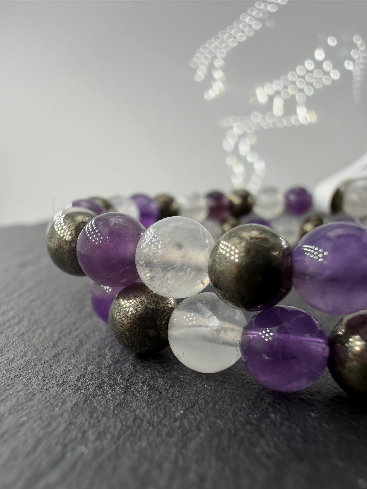 Mineralien Mix Armbänder LP16 – mehrere Exemplare mit Pyrit, Amethyst & Labradorit, 6 mm Kugeln.