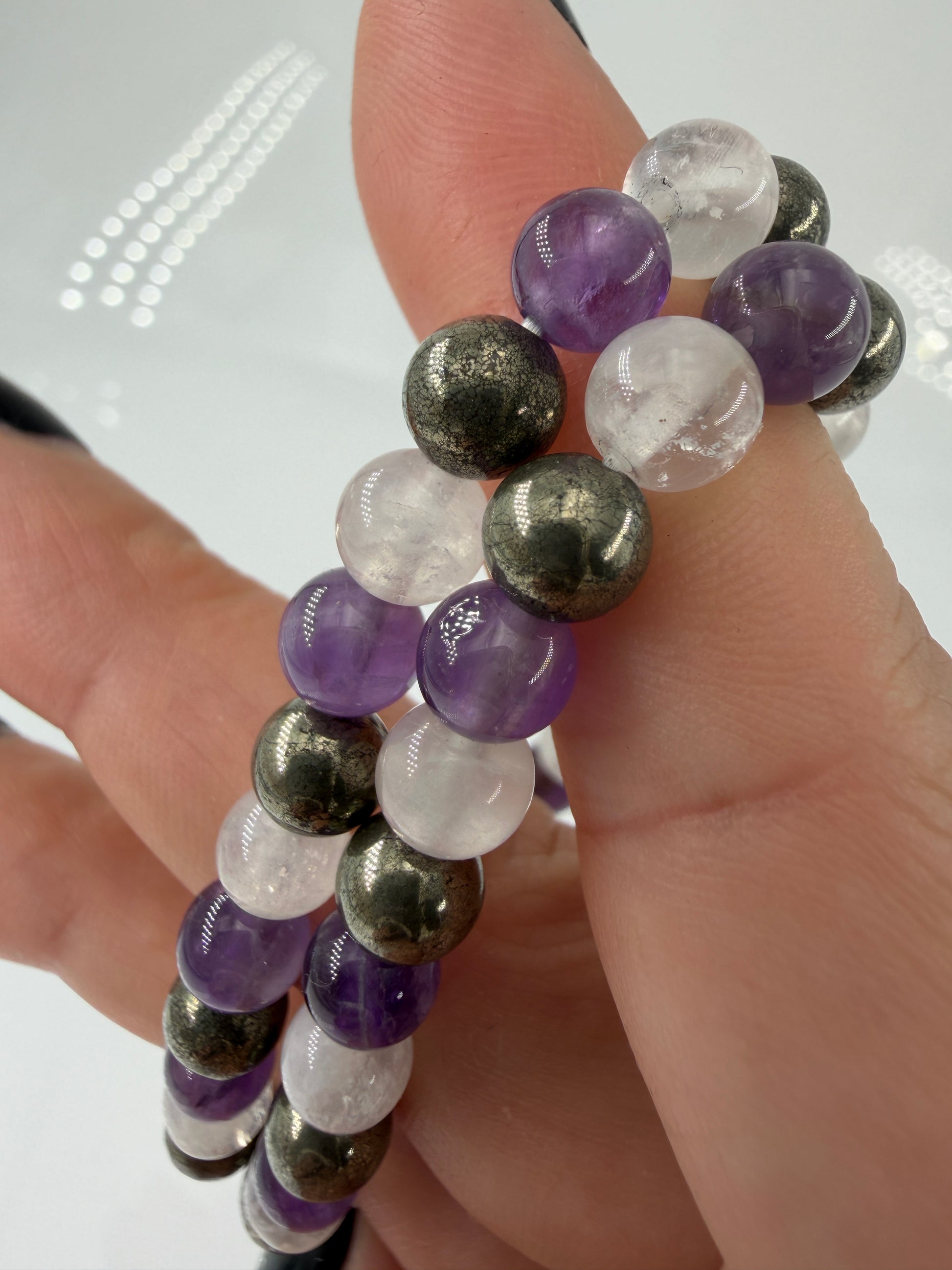Mineralien Mix Armbänder LP16 – mehrere Exemplare mit Pyrit, Amethyst & Labradorit, 6 mm Kugeln.