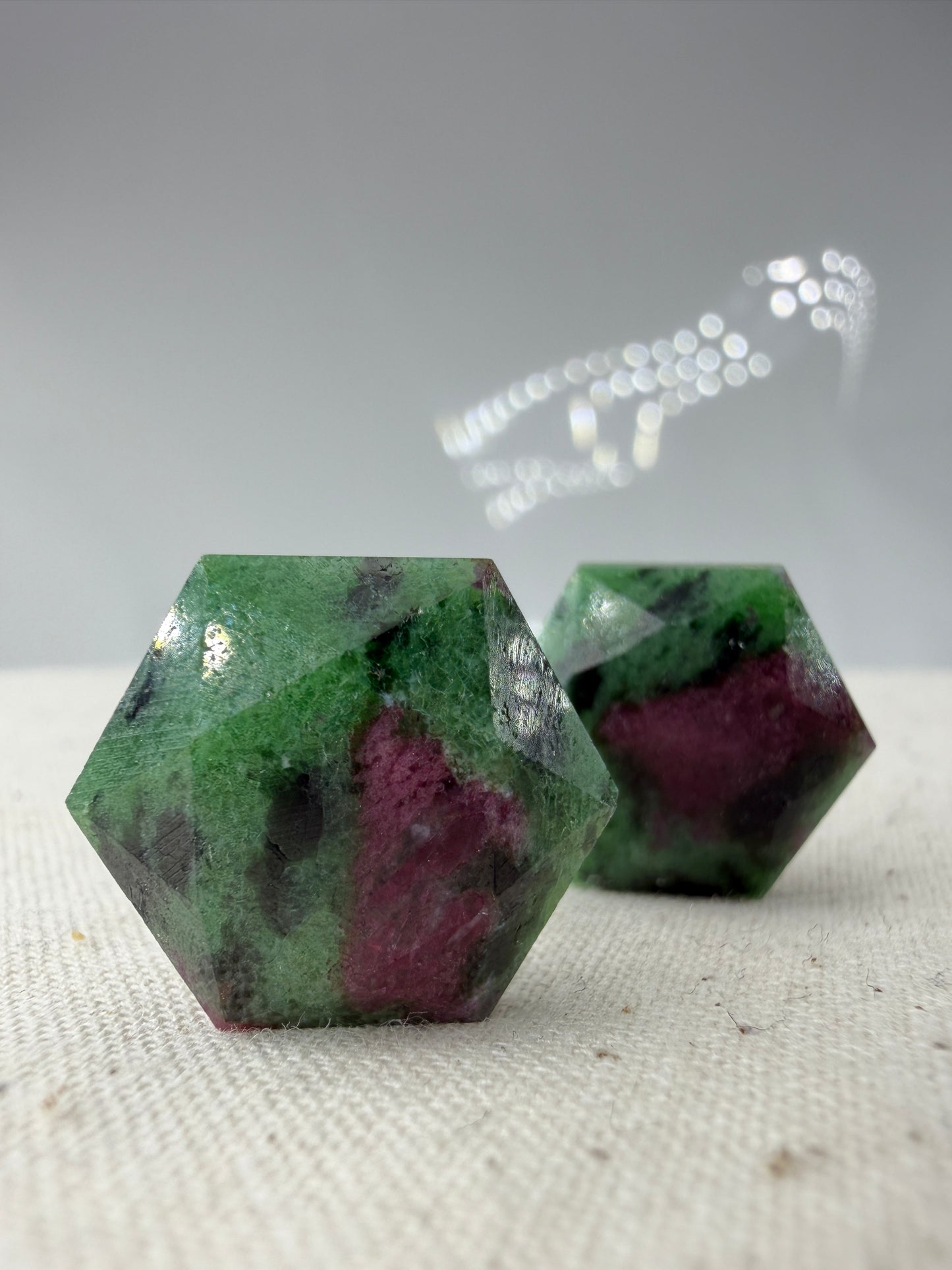 Handgeschliffener Rubin-in-Zoisit-Feenstein in hexagonaler Form, ca. 2 cm, mit rotem Rubin in grünem Zoisit