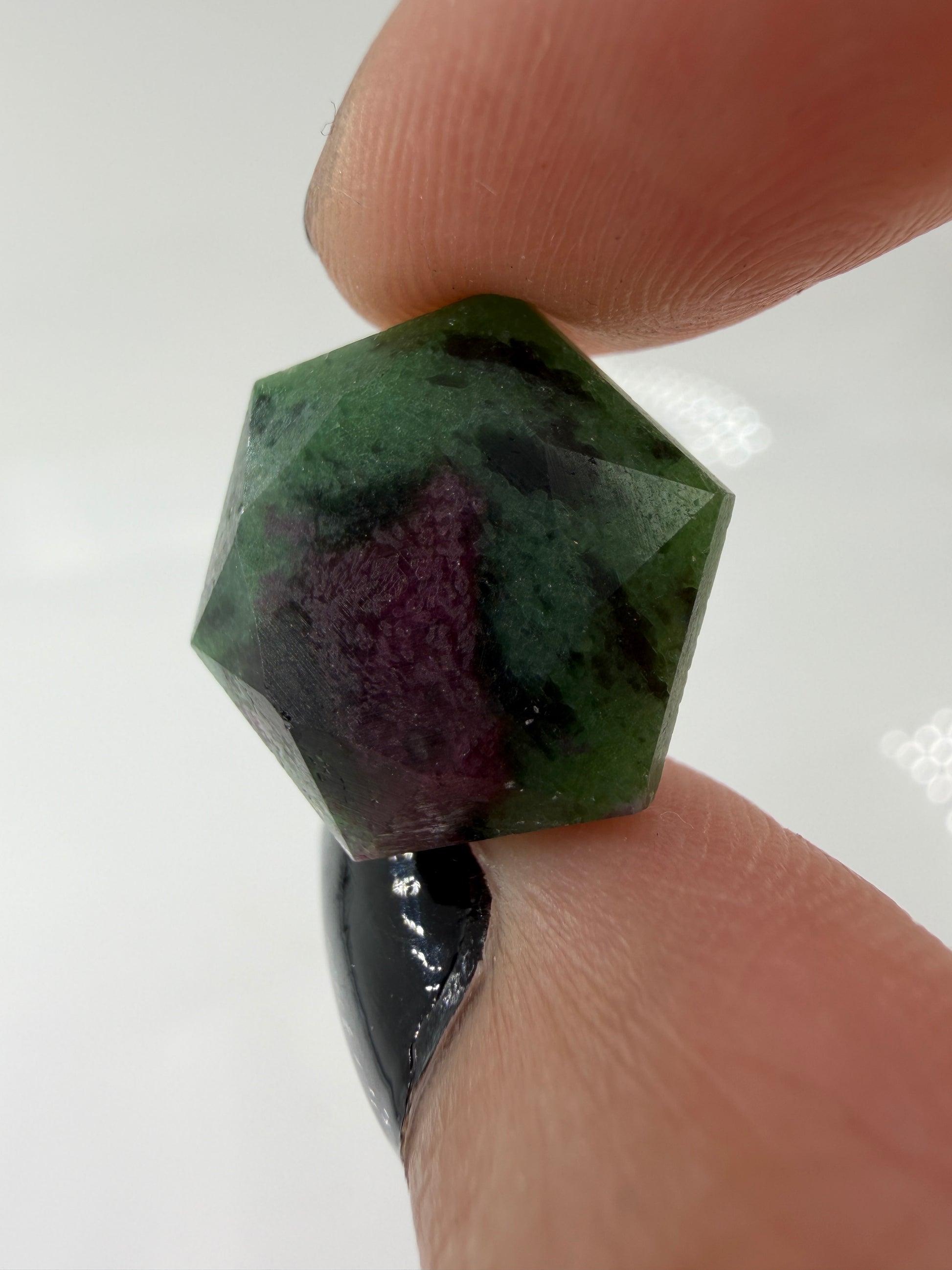 Handgeschliffener Rubin-in-Zoisit-Feenstein in hexagonaler Form, ca. 2 cm, mit rotem Rubin in grünem Zoisit