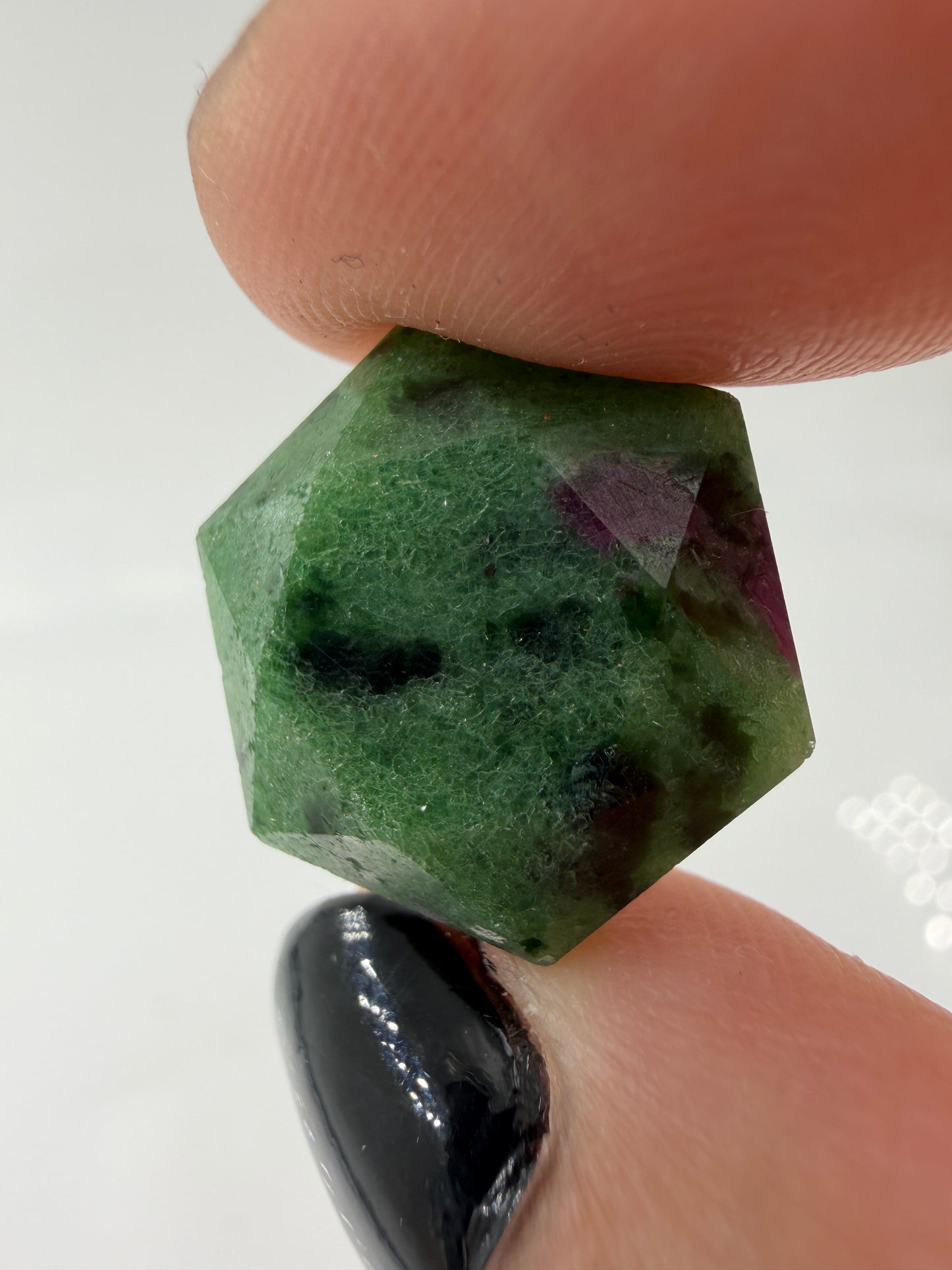 Handgeschliffener Rubin-in-Zoisit-Feenstein in hexagonaler Form, ca. 2 cm, mit rotem Rubin in grünem Zoisit