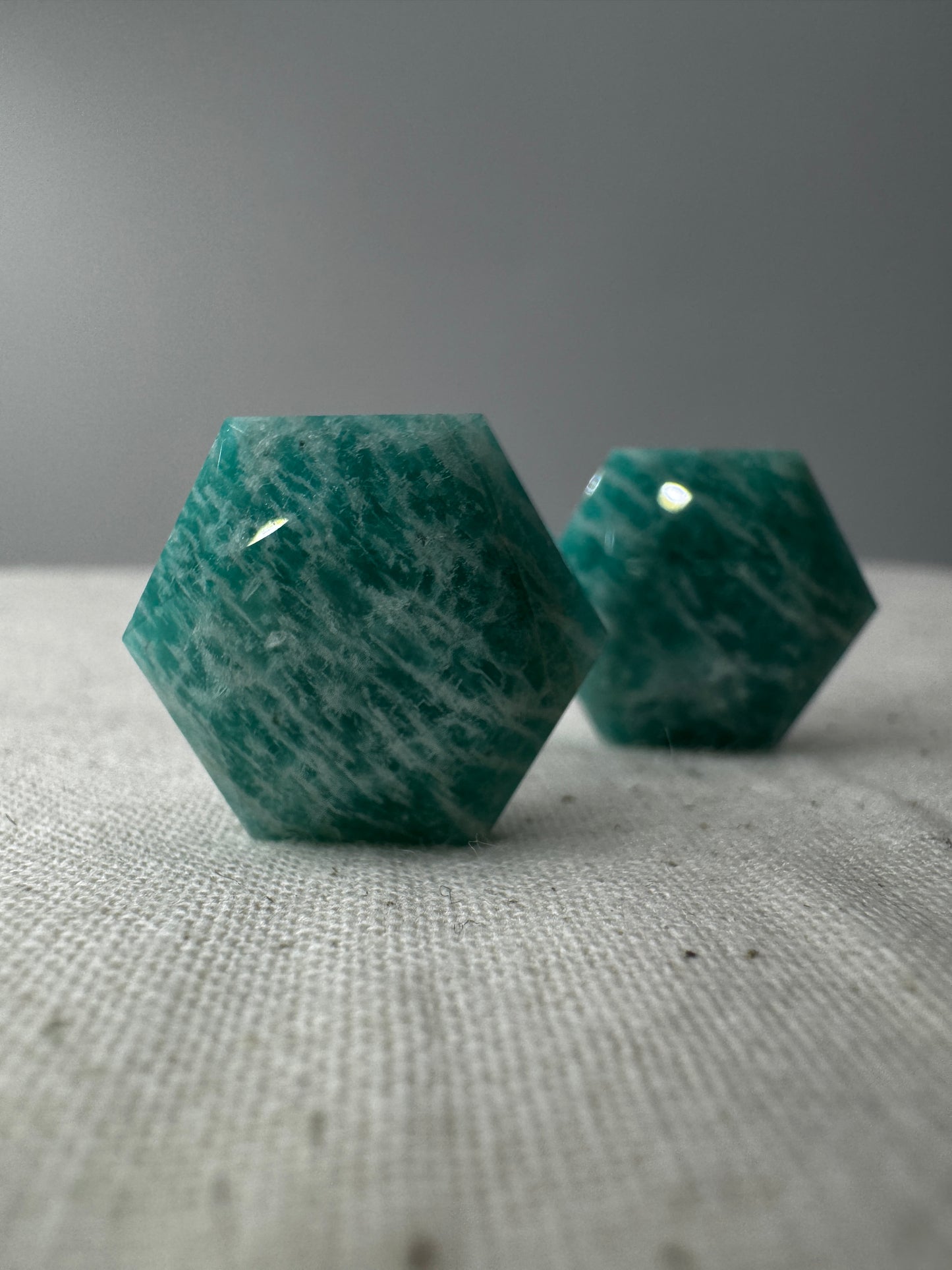 Handgeschliffener Amazonit-Feenstein in hexagonaler Form, ca. 2 cm, in grün-türkiser Farbe
