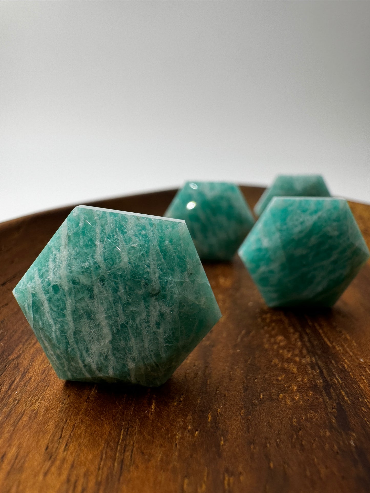 Handgeschliffener Amazonit-Feenstein in hexagonaler Form, ca. 2 cm, in grün-türkiser Farbe