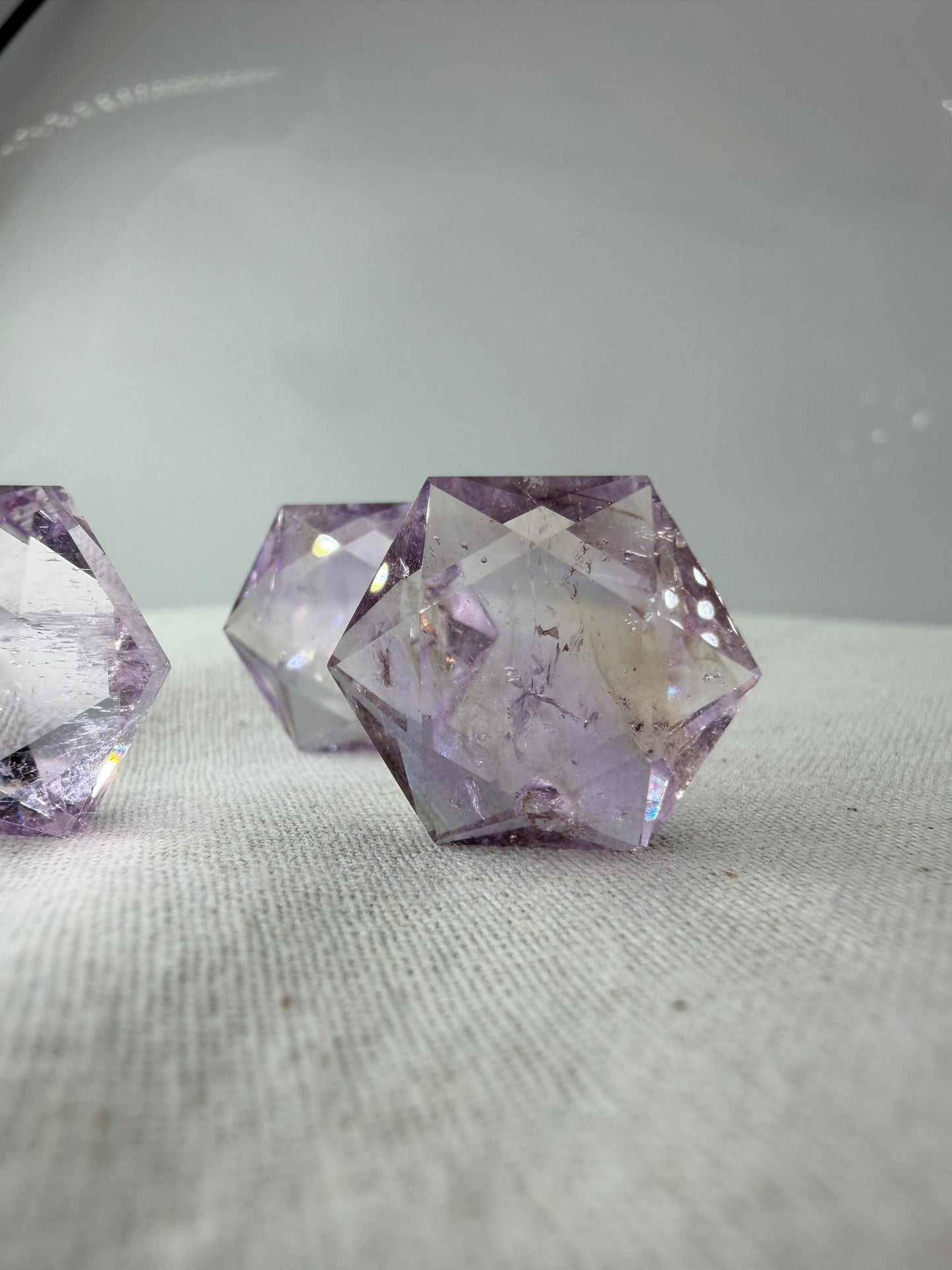 Handgeschliffener Amethyst-Feenstein in hexagonaler Form, ca. 2 cm, violett mit möglichen Citrin-Zonen