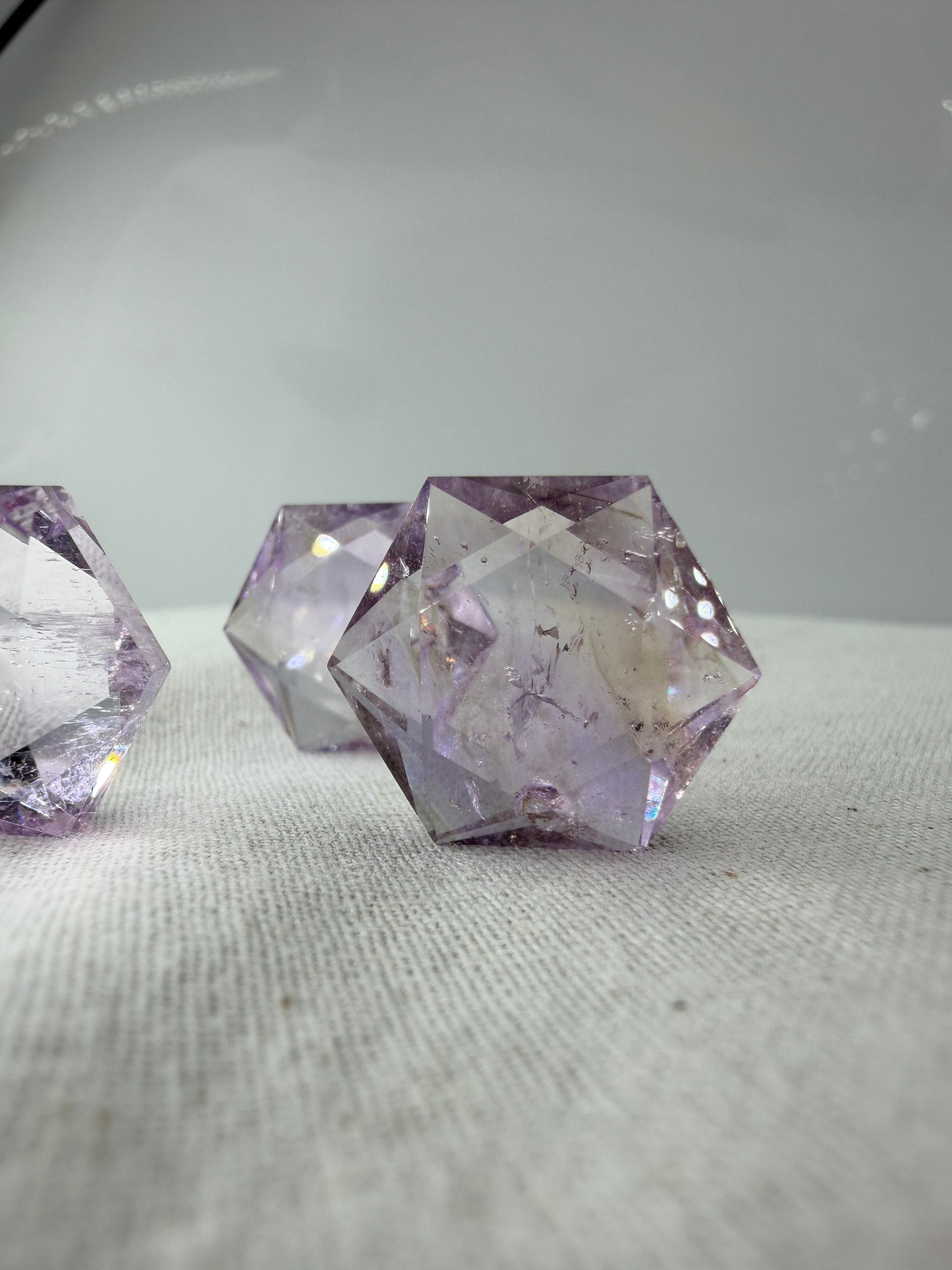 Handgeschliffener Amethyst-Feenstein in hexagonaler Form, ca. 2 cm, violett mit möglichen Citrin-Zonen