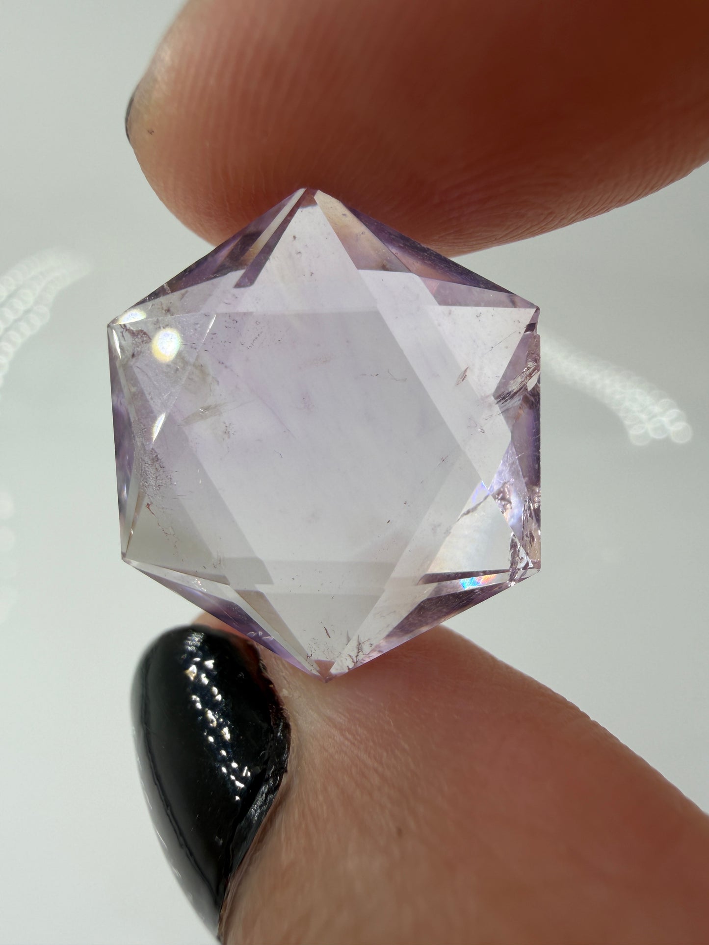 Handgeschliffener Amethyst-Feenstein in hexagonaler Form, ca. 2 cm, violett mit möglichen Citrin-Zonen