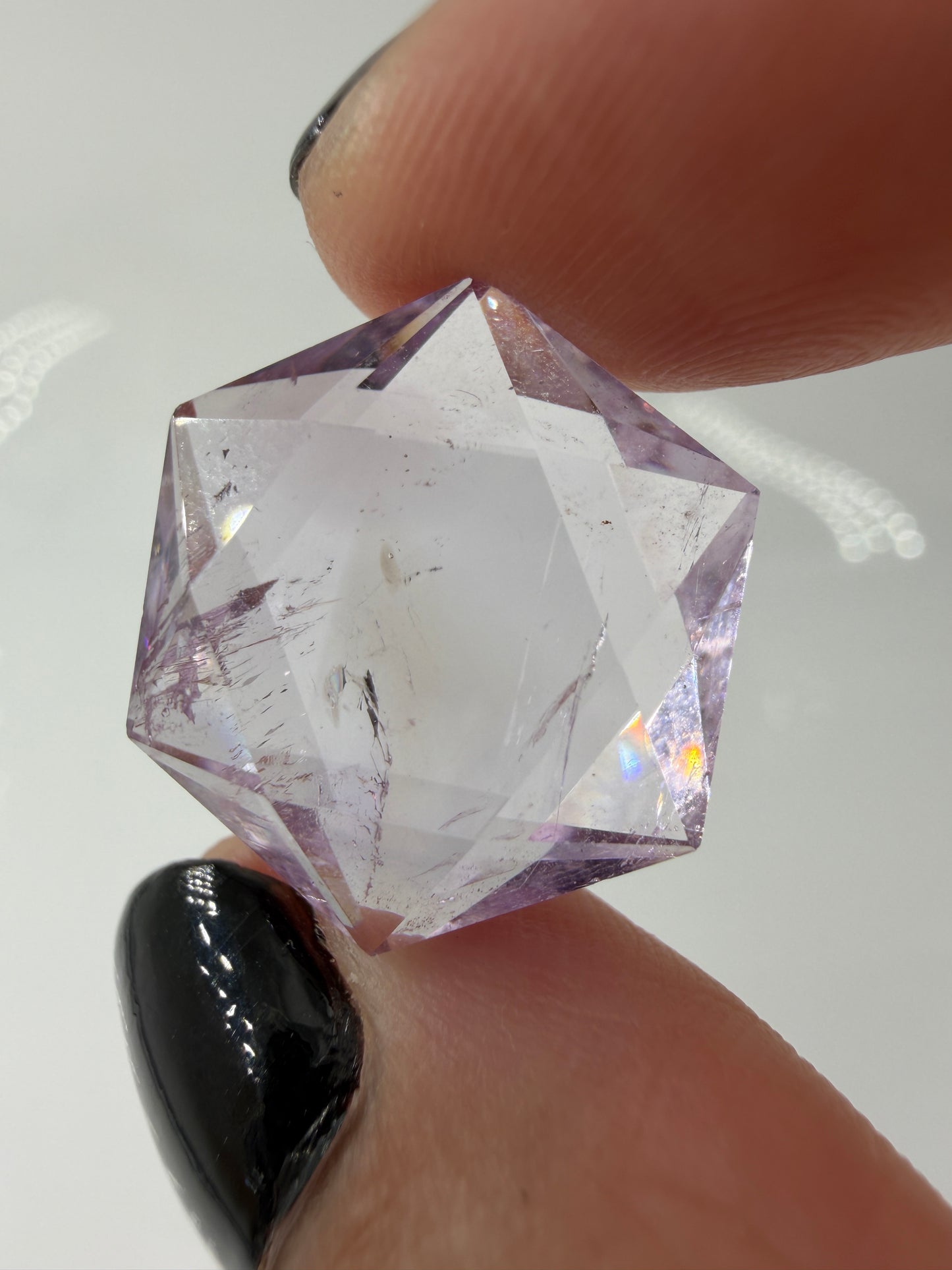 Handgeschliffener Amethyst-Feenstein in hexagonaler Form, ca. 2 cm, violett mit möglichen Citrin-Zonen