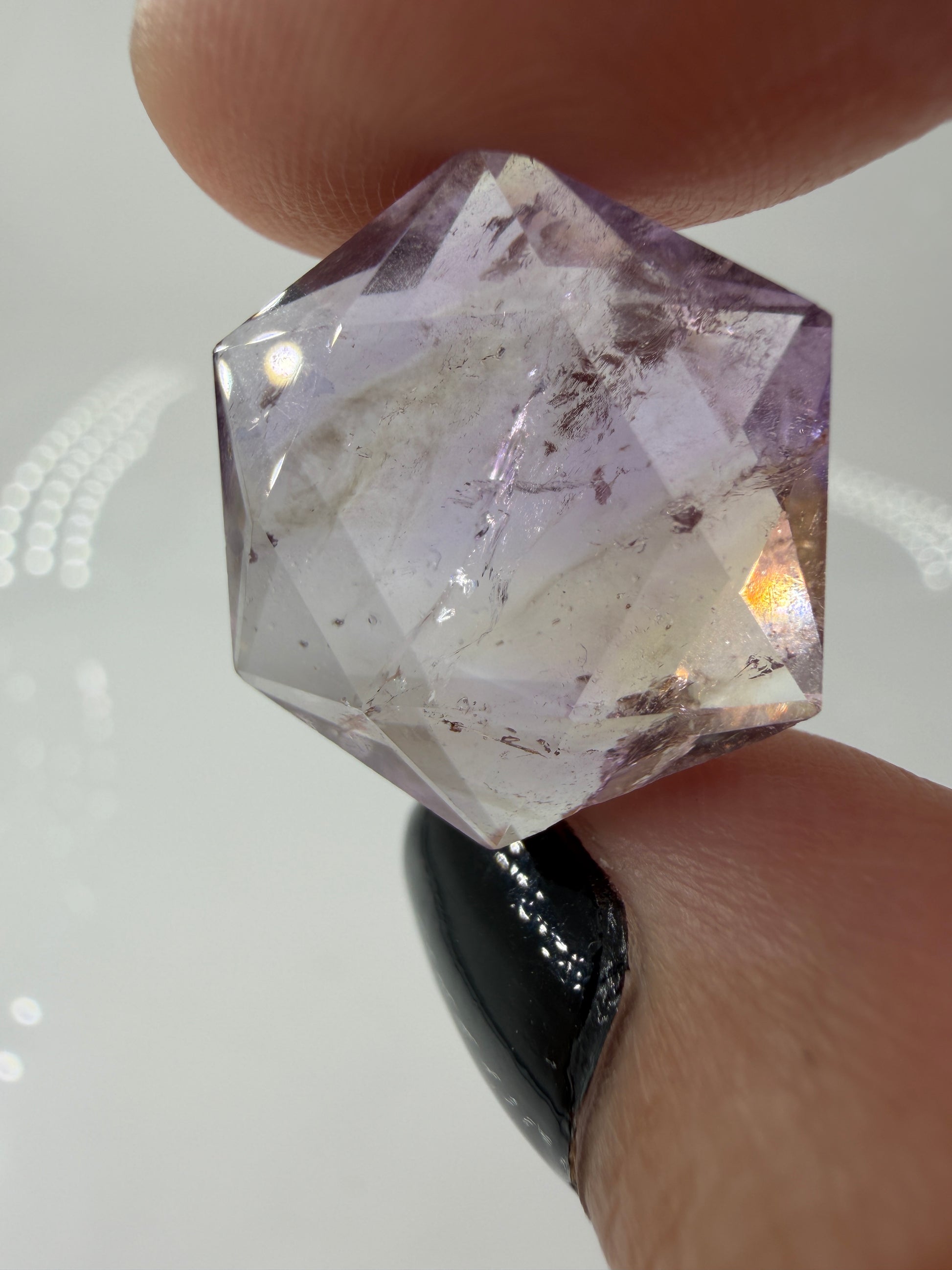 Handgeschliffener Amethyst-Feenstein in hexagonaler Form, ca. 2 cm, violett mit möglichen Citrin-Zonen